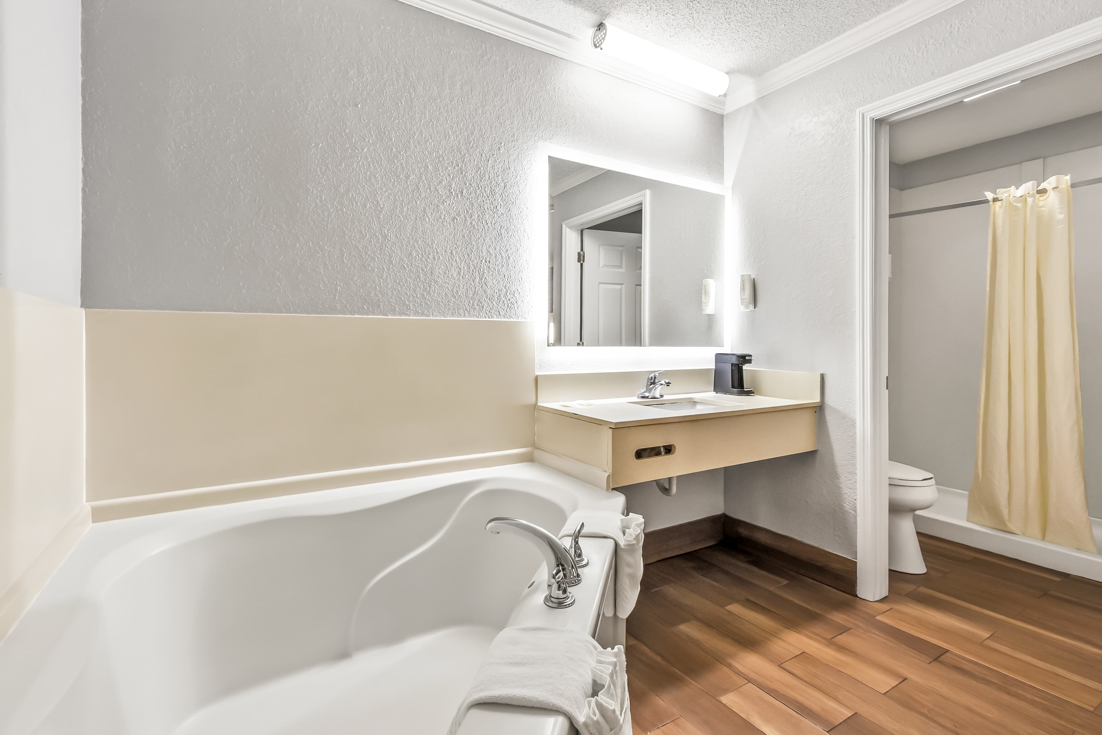 Econo Lodge Inn & Suites Cayce I-26 Airport — 48