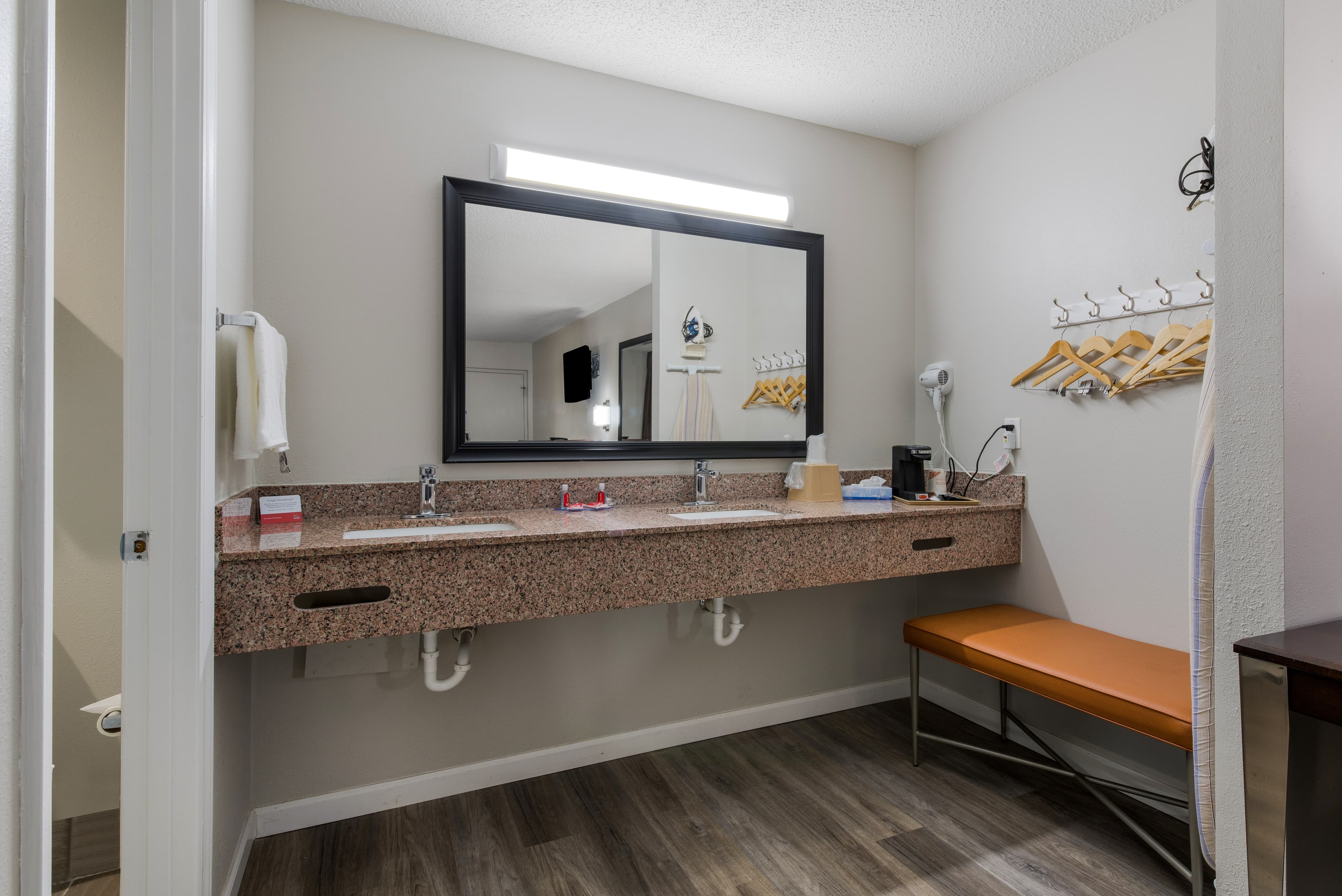 Econo Lodge Cheraw Market Street — 15