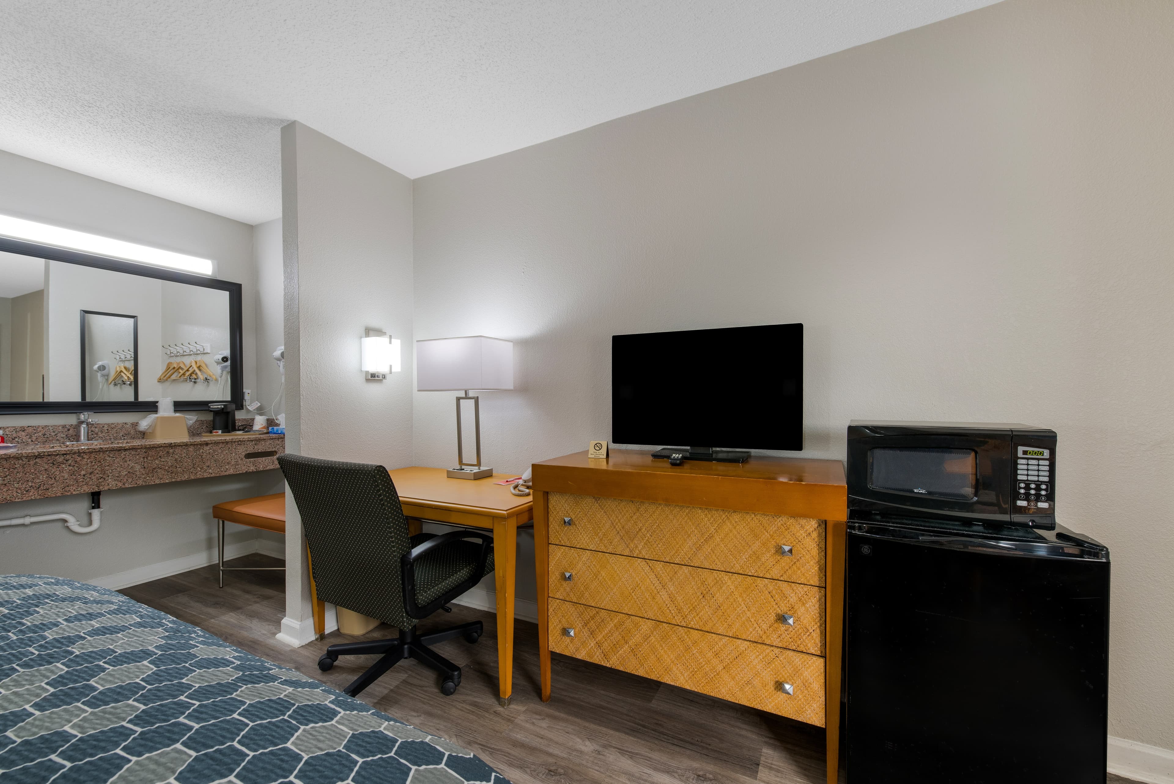 Econo Lodge Cheraw Market Street — 17