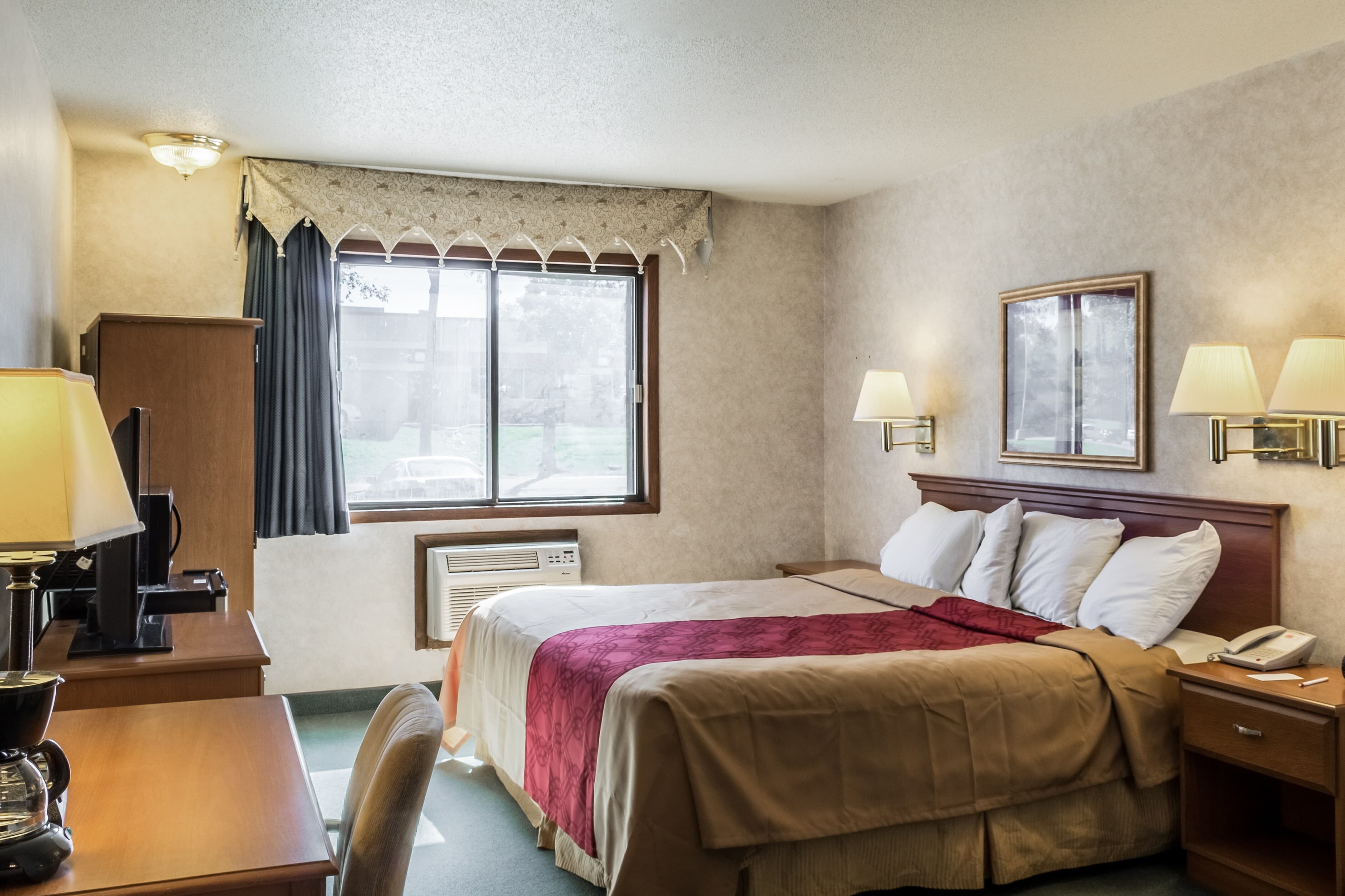 Econo Lodge Sioux Falls North — 8