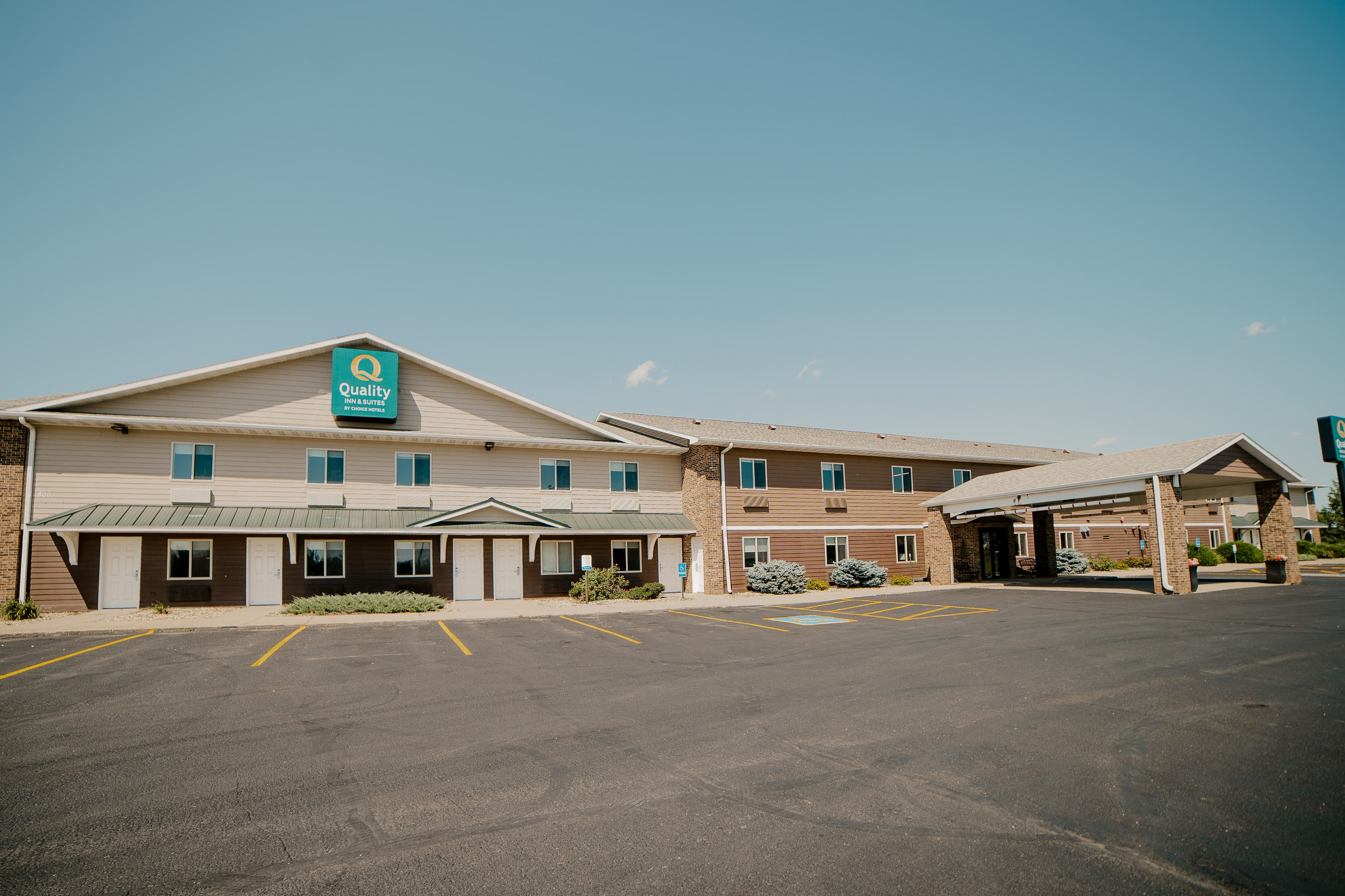 Quality Inn & Suites Watertown near Prairie Lakes Ice Arena - Image 1