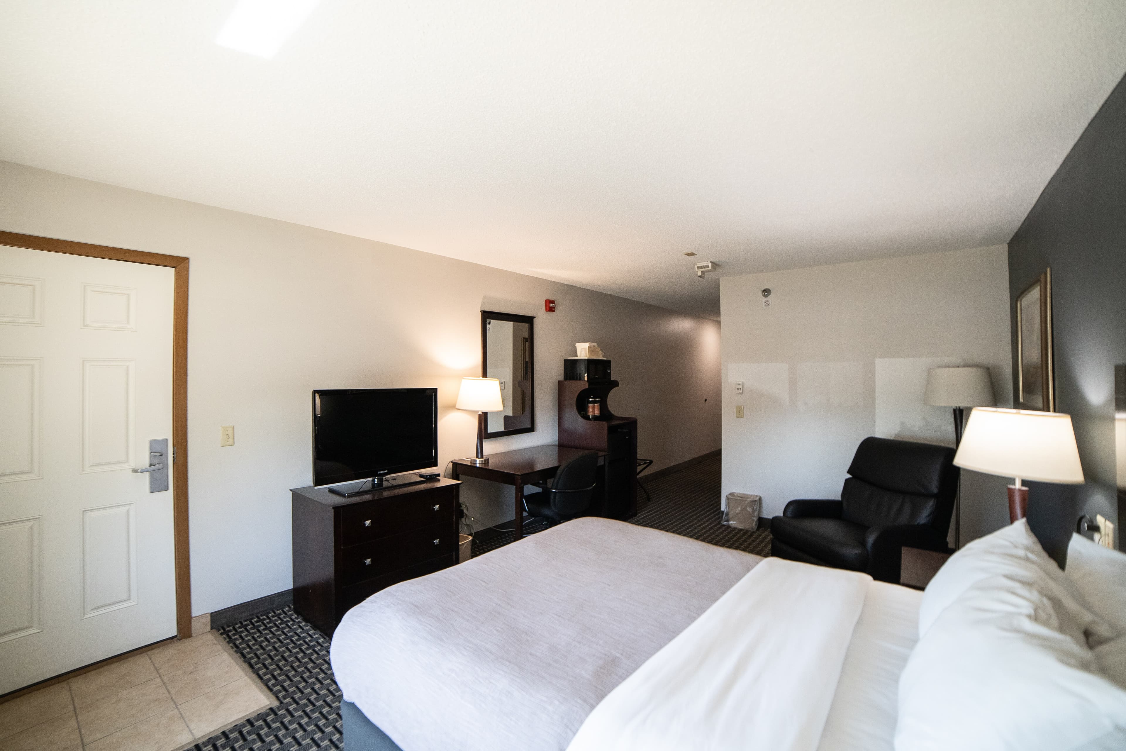 Quality Inn & Suites Watertown near Prairie Lakes Ice Arena - Image 3