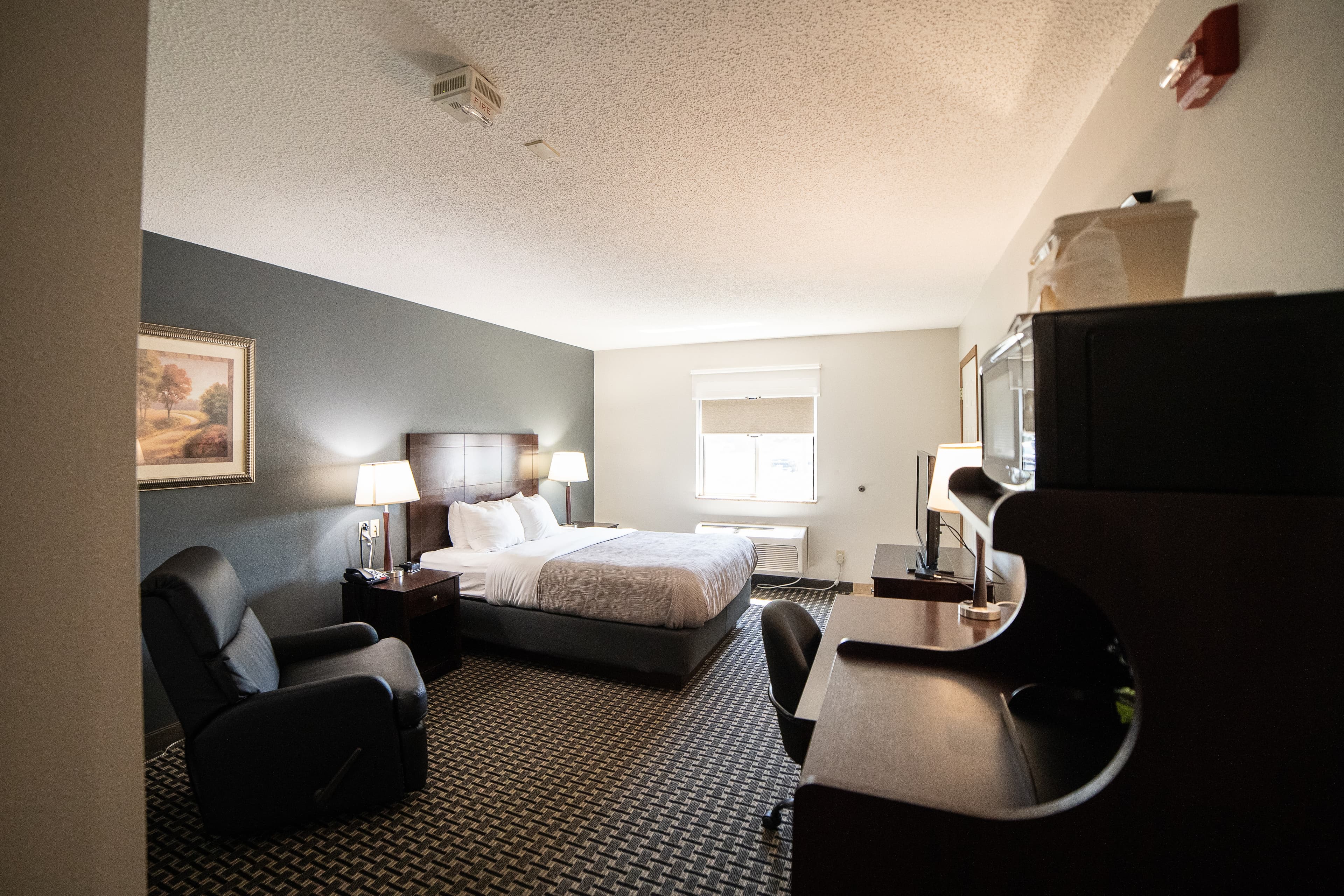 Quality Inn & Suites Watertown near Prairie Lakes Ice Arena - Image 4