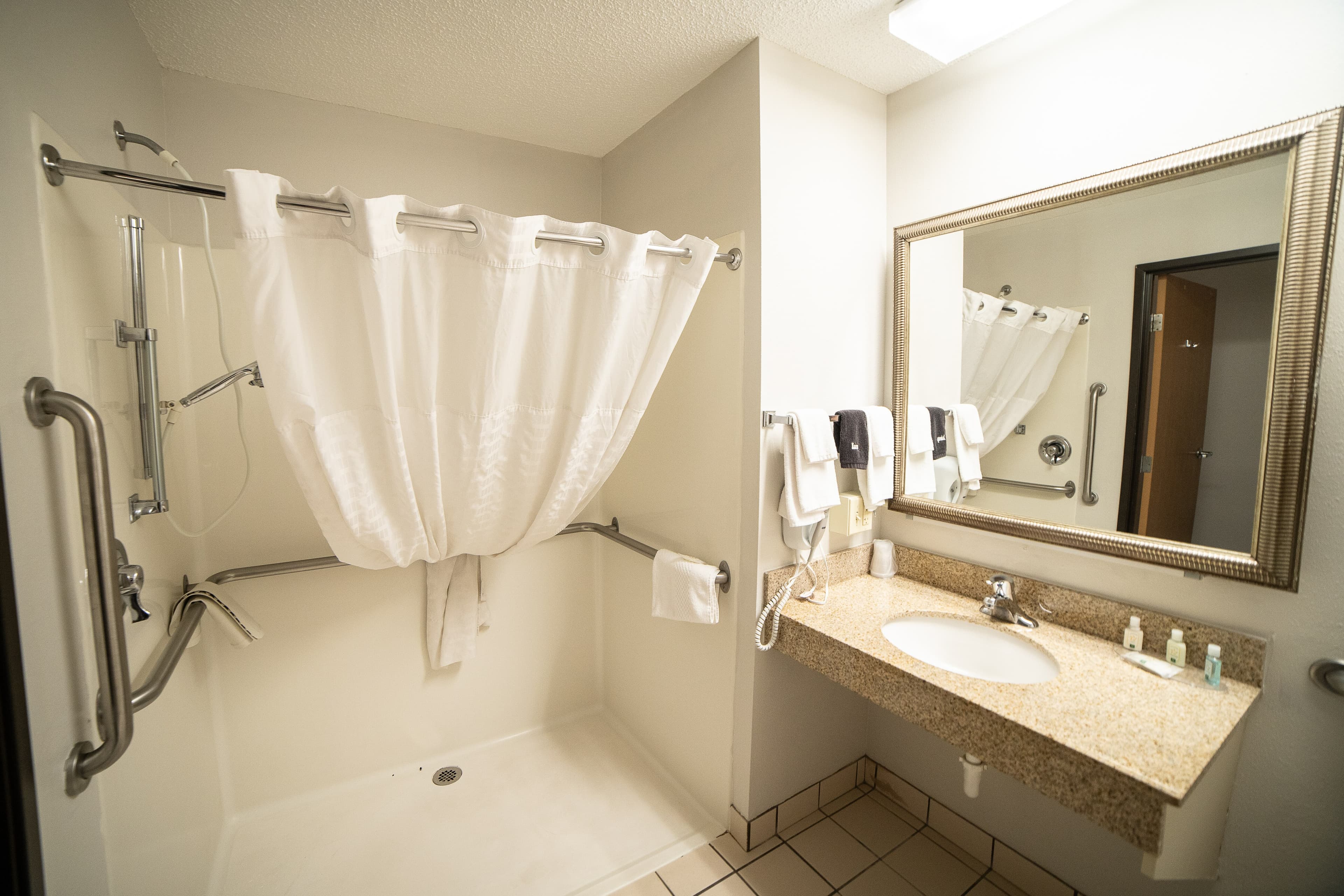Quality Inn & Suites Watertown near Prairie Lakes Ice Arena - Image 5