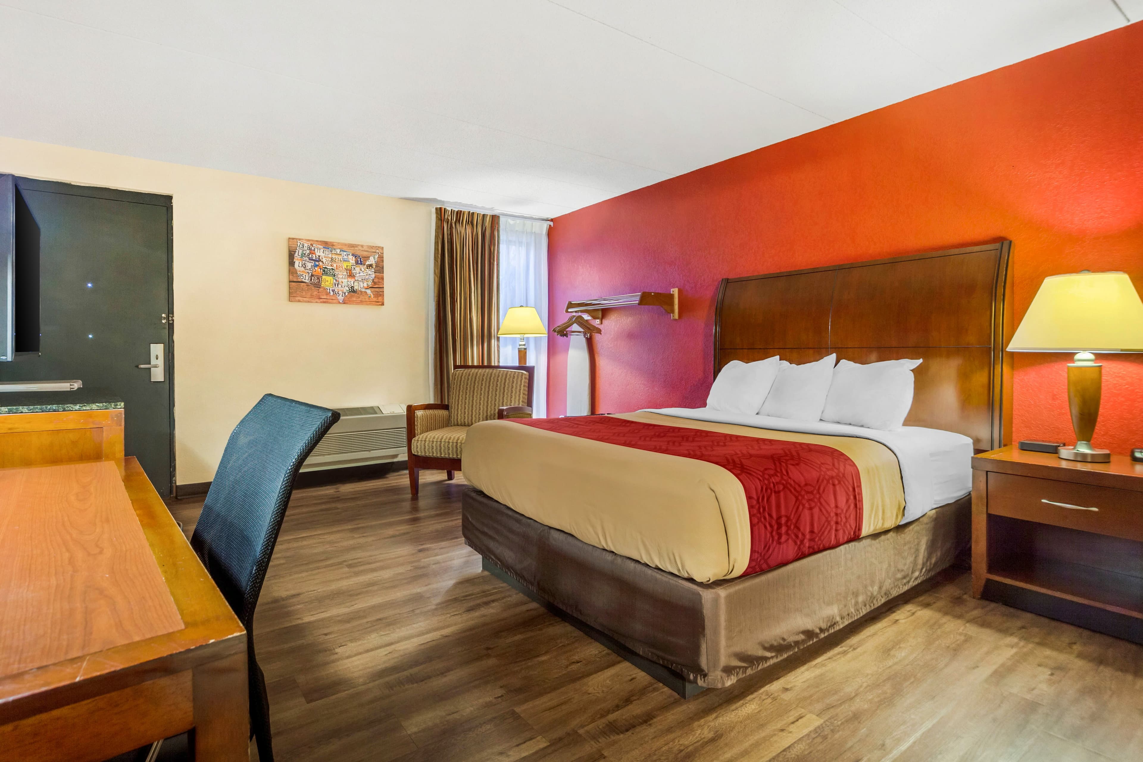 Econo Lodge Inn & Suites Brookings - Image 2