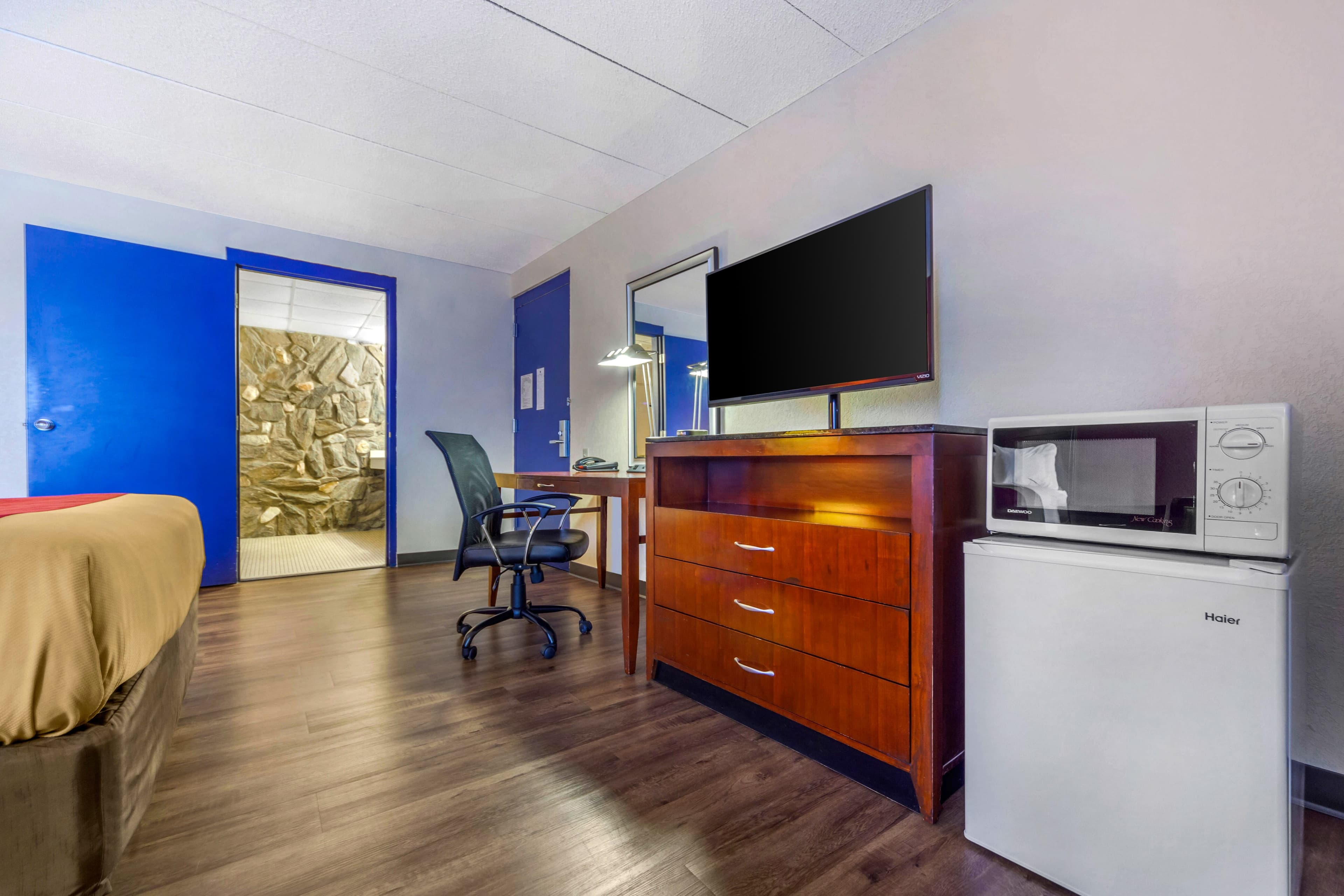 Econo Lodge Inn & Suites Brookings — 7