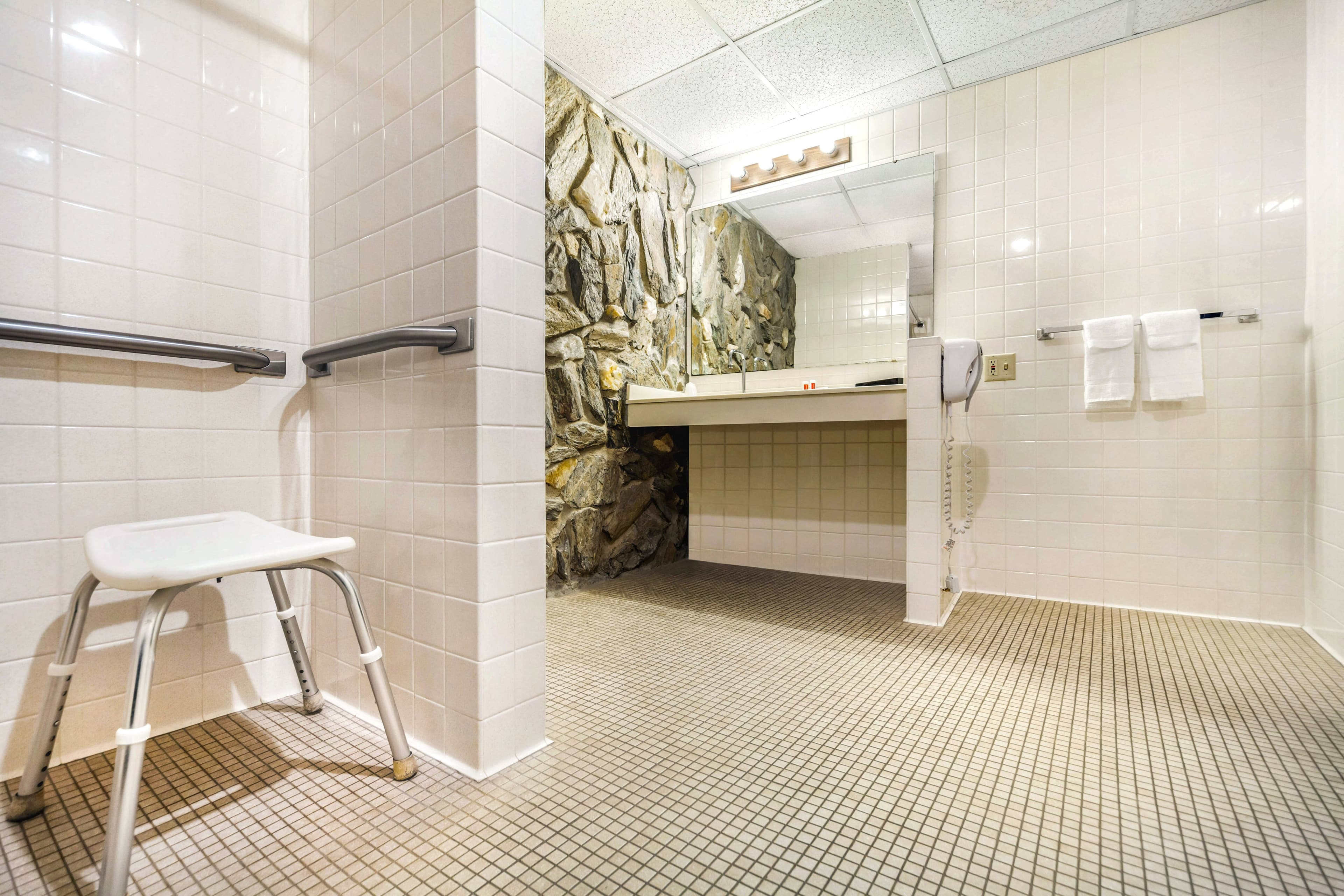 Econo Lodge Inn & Suites Brookings - Image 3