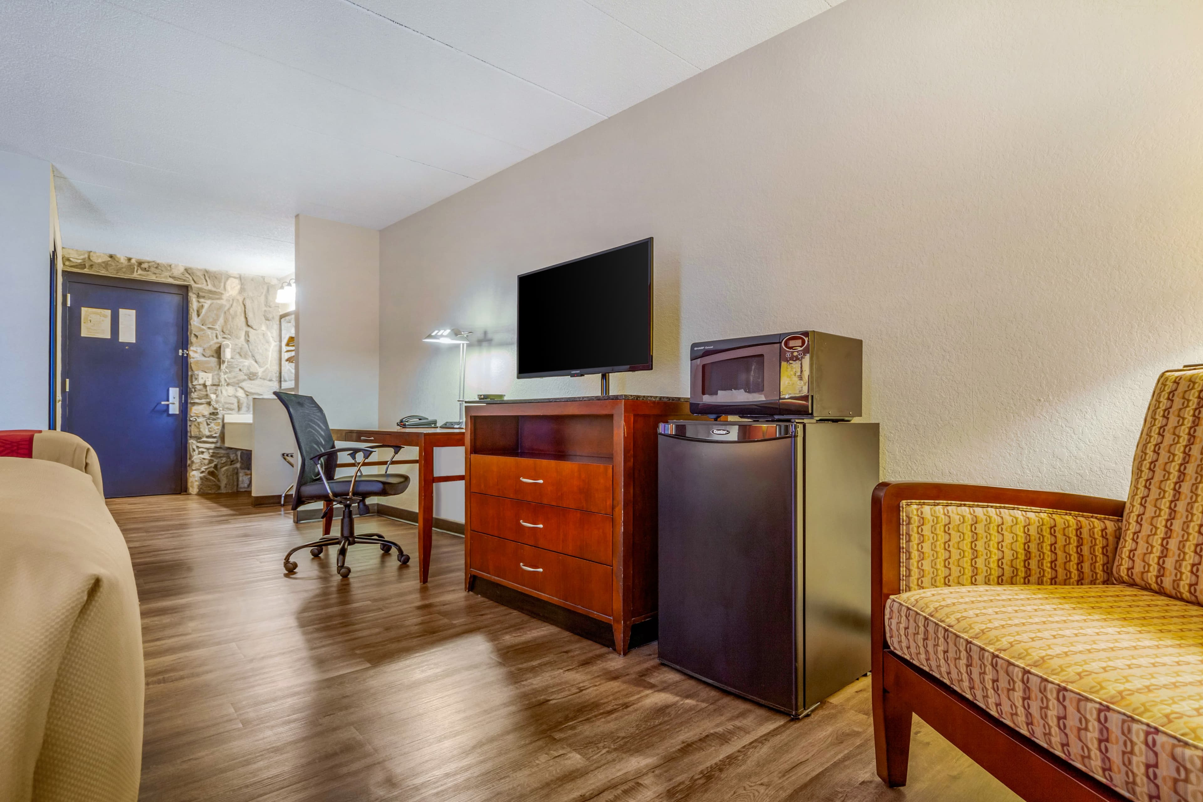 Econo Lodge Inn & Suites Brookings — 16