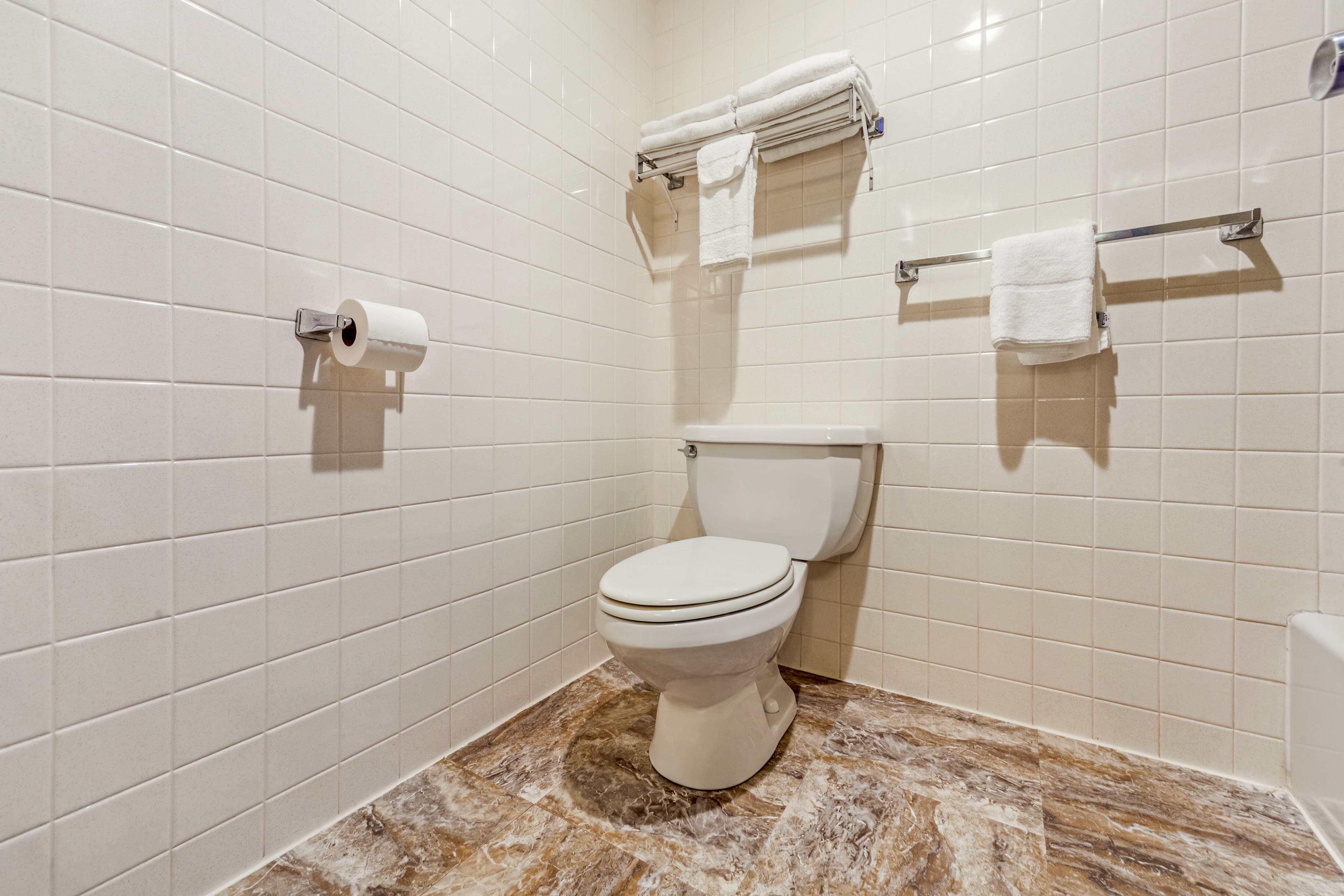 Econo Lodge Inn & Suites Brookings — 17