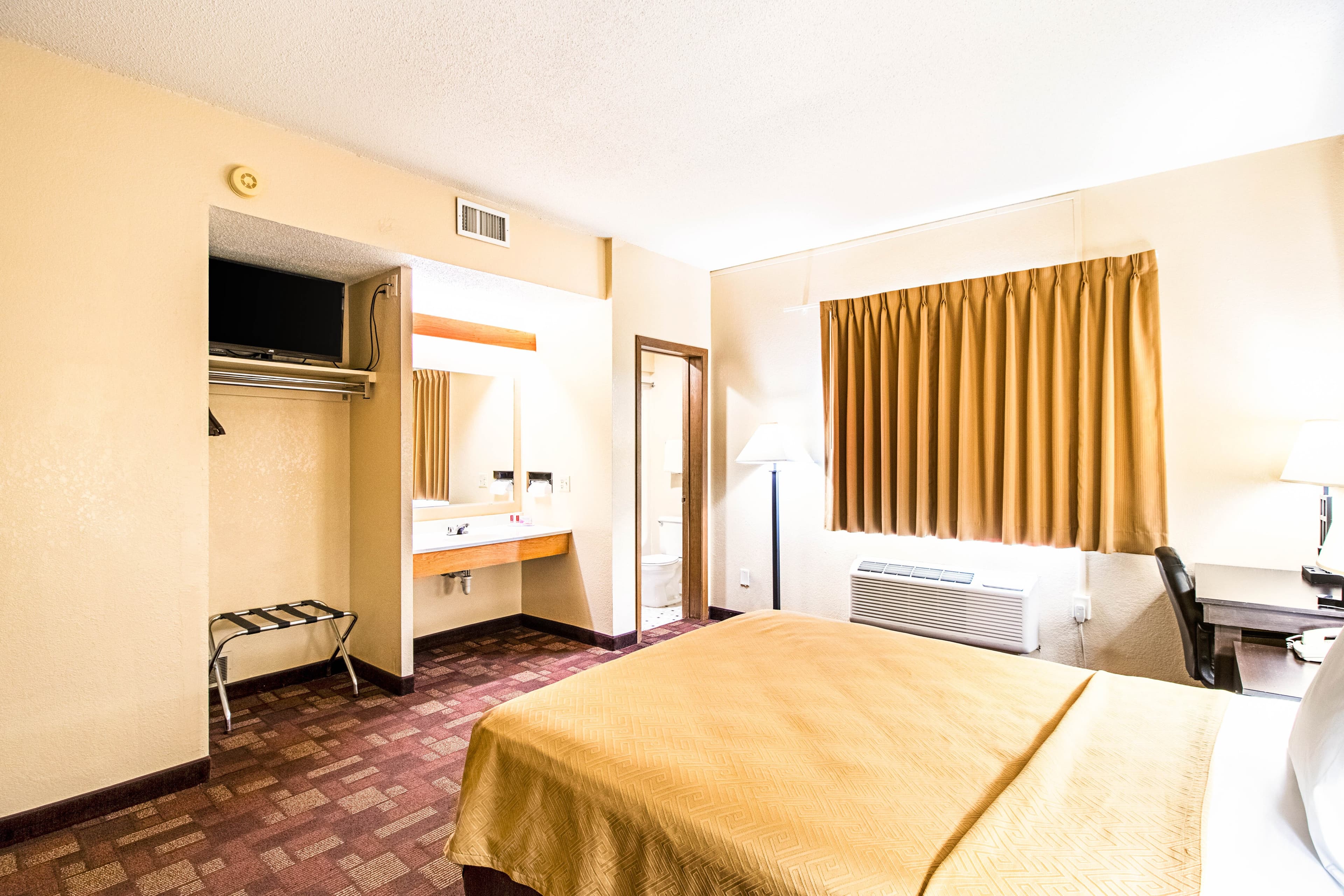 Econo Lodge Watertown - Image 3