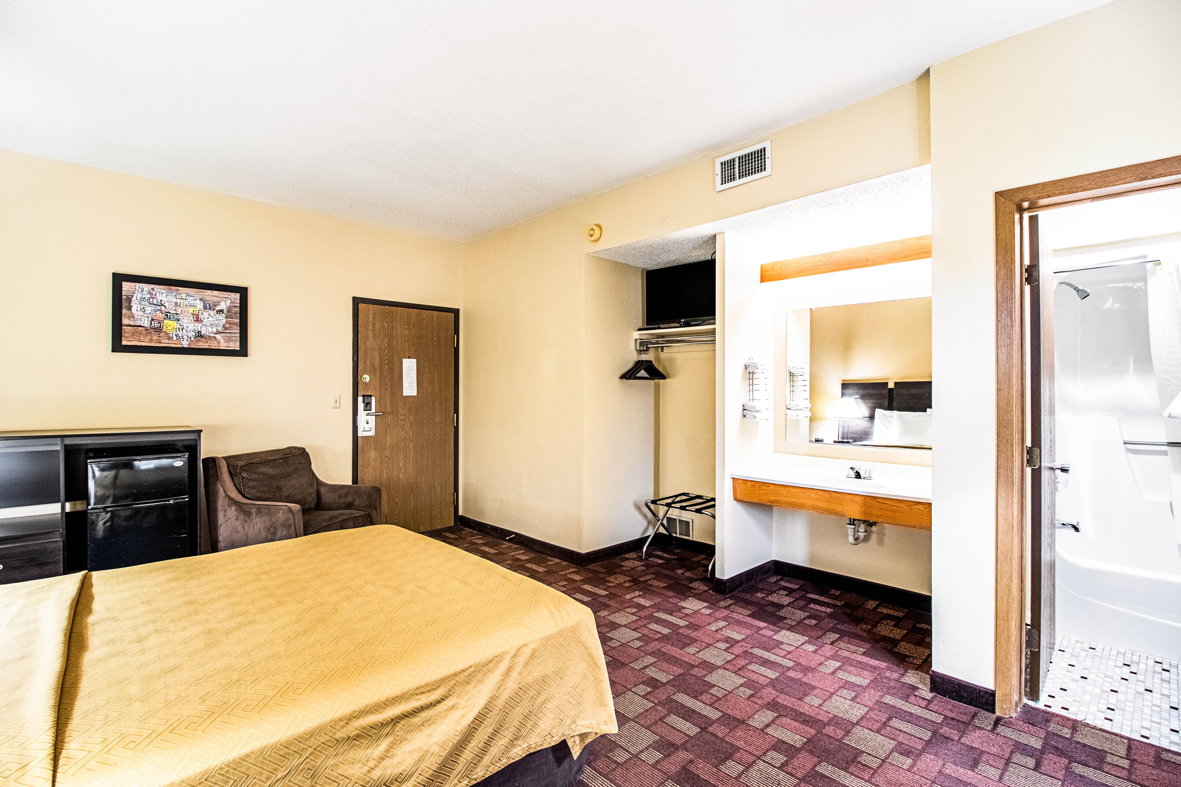 Econo Lodge Watertown - Image 5