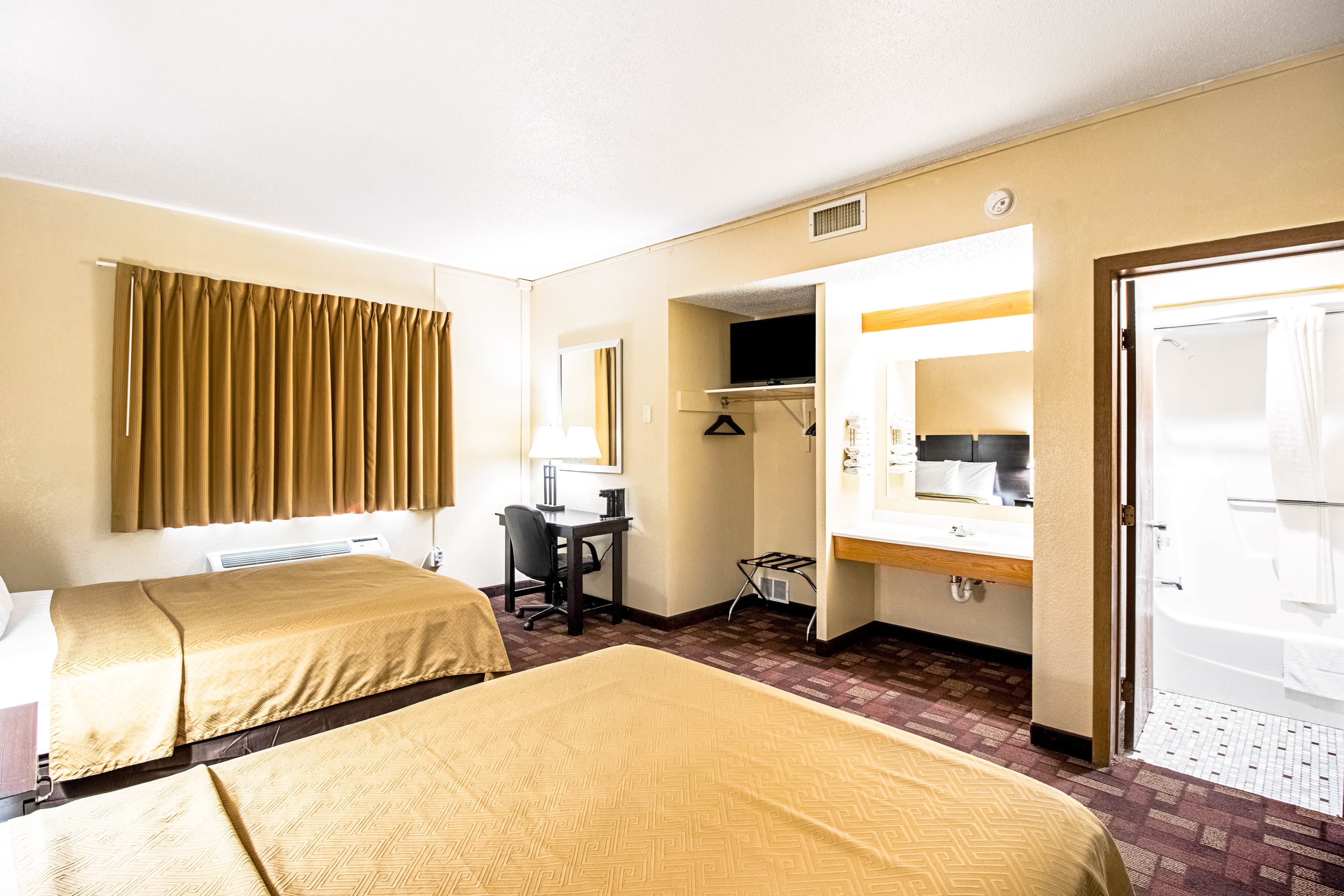 Econo Lodge Watertown — 14
