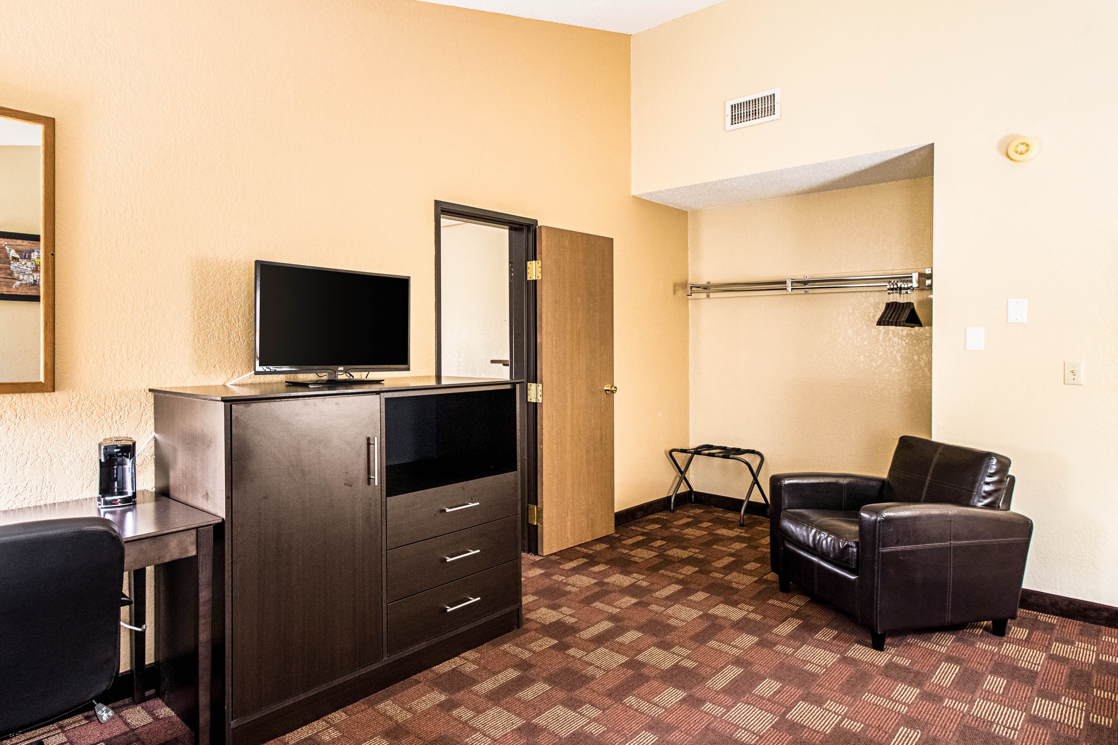 Econo Lodge Watertown — 16