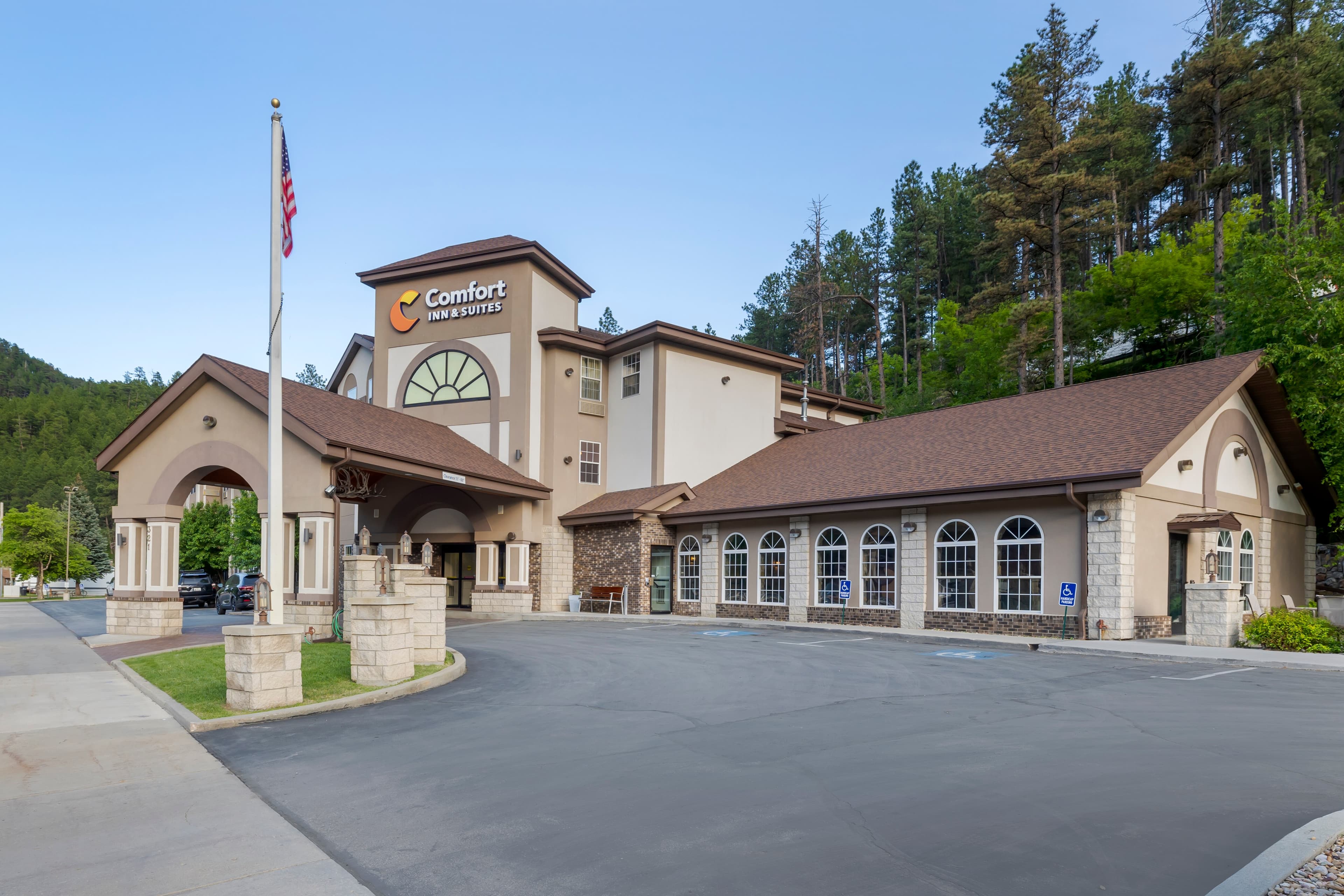 Comfort Inn & Suites Mt. Rushmore - Image 1