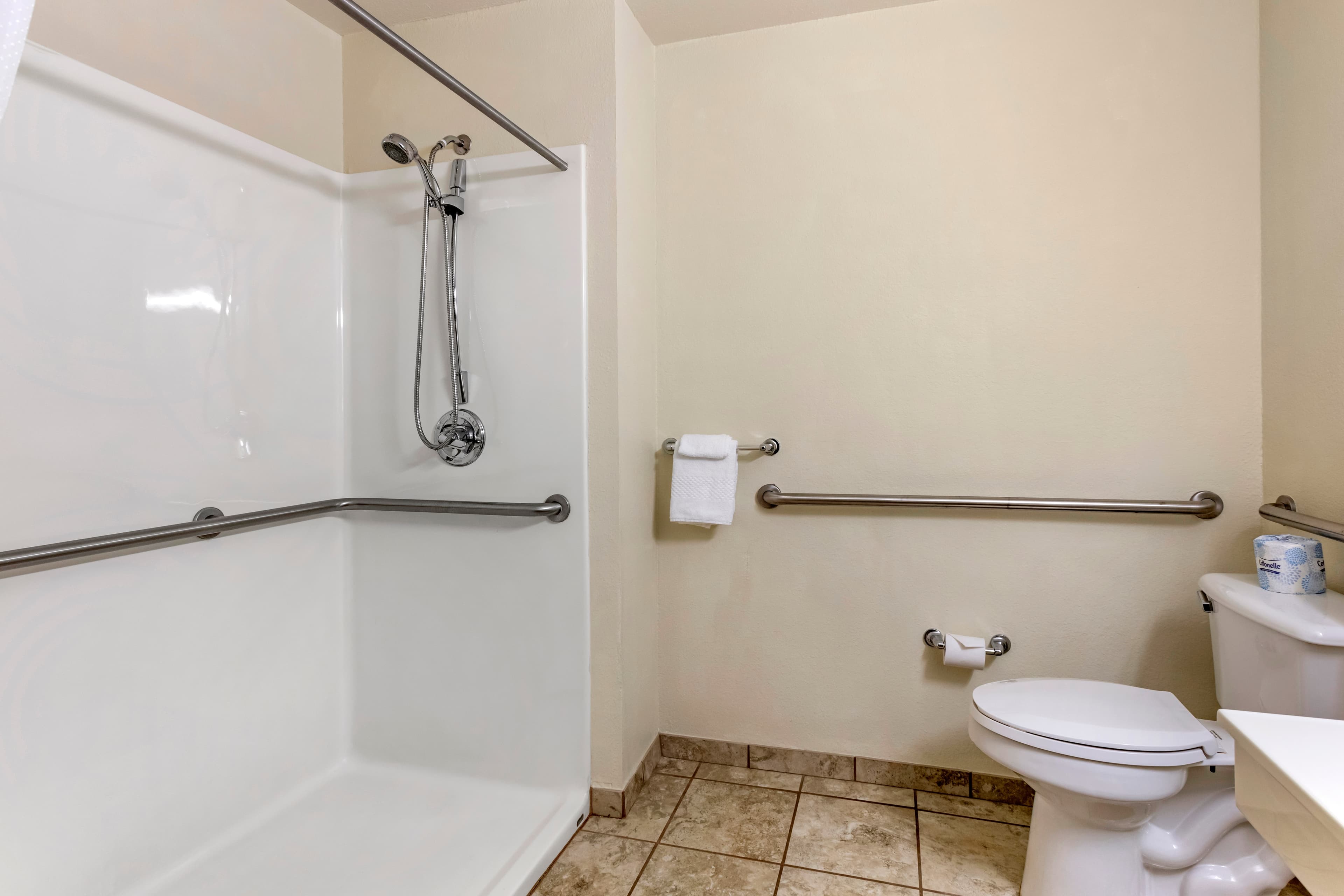 Econo Lodge Belle Fourche — 5