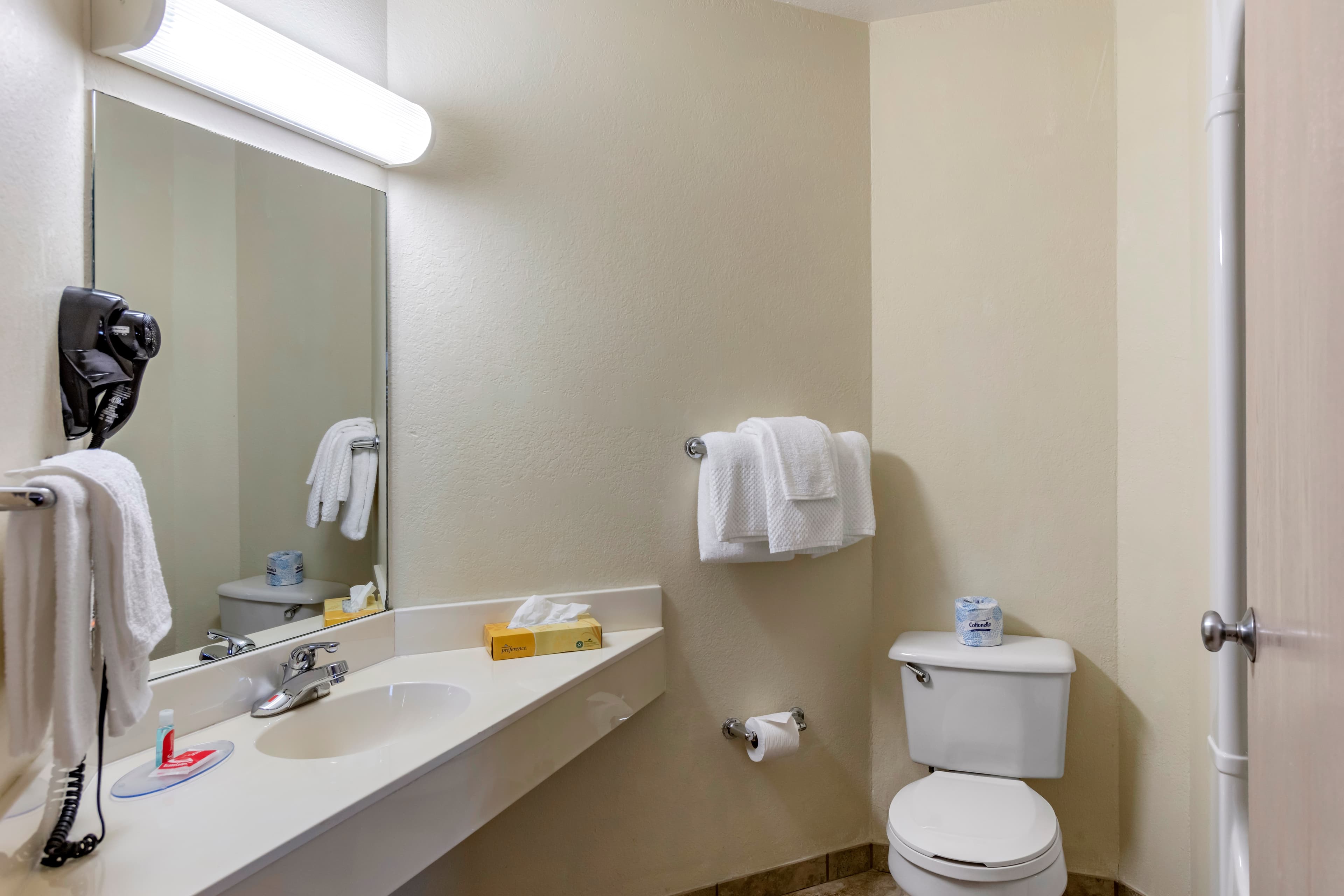 Econo Lodge Belle Fourche — 21