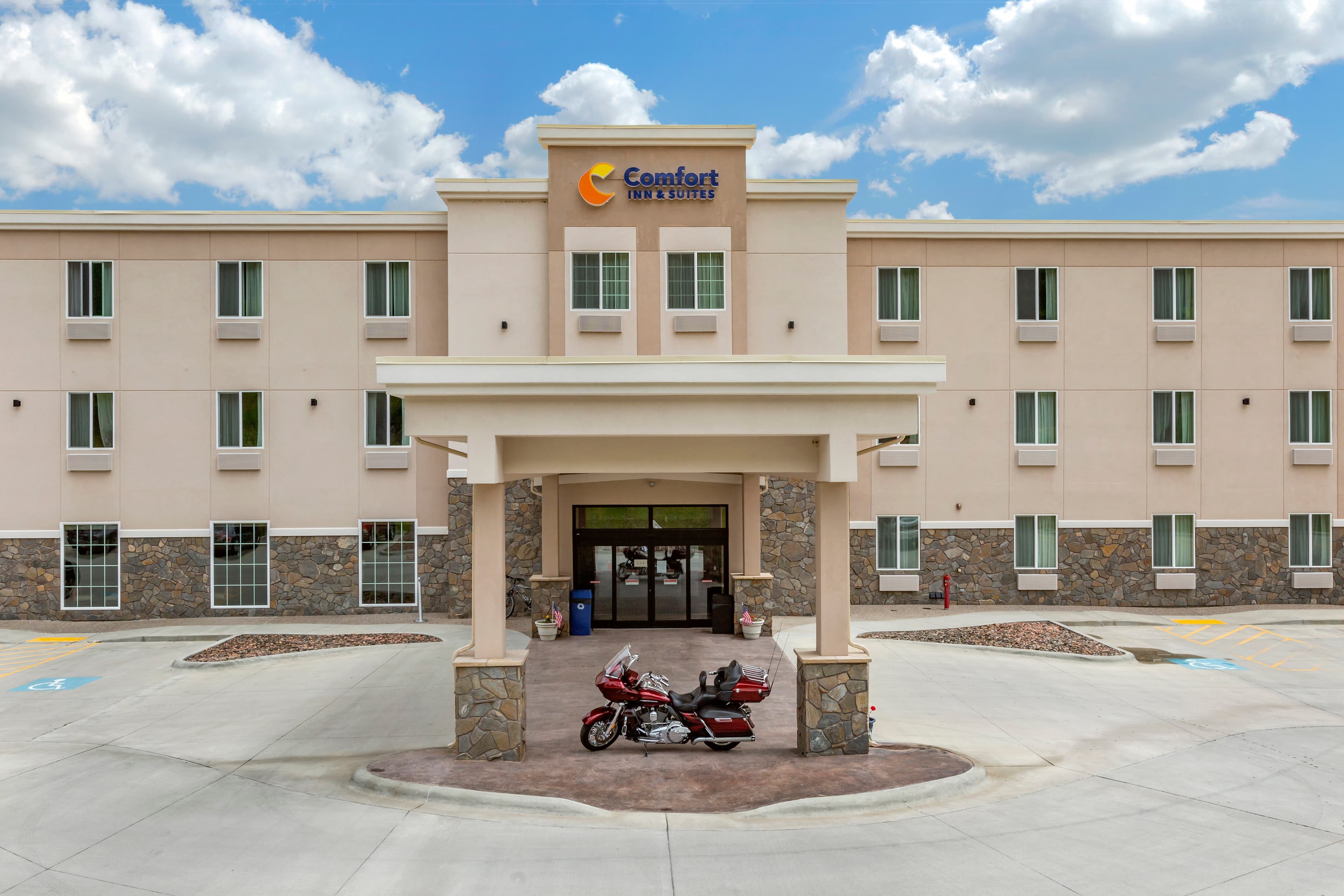 Comfort Inn & Suites Near Mt. Rushmore - Image 1