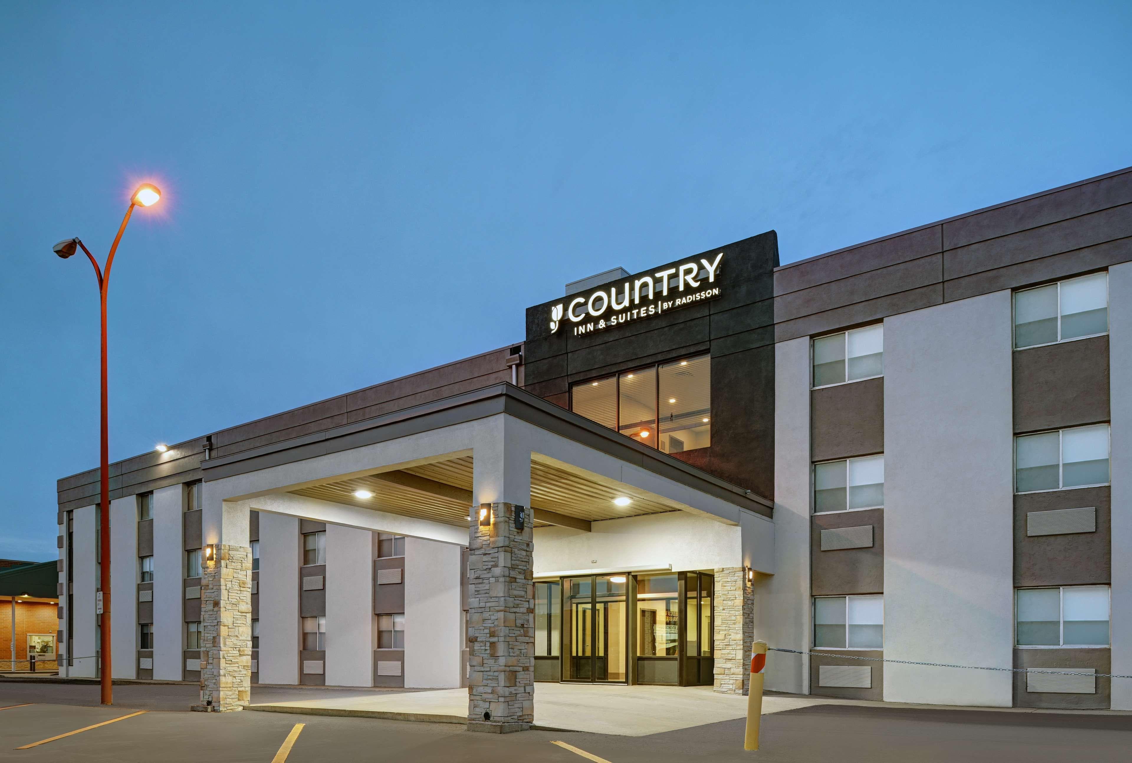 Country Inn & Suites by Radisson, Pierre, SD - Image 1