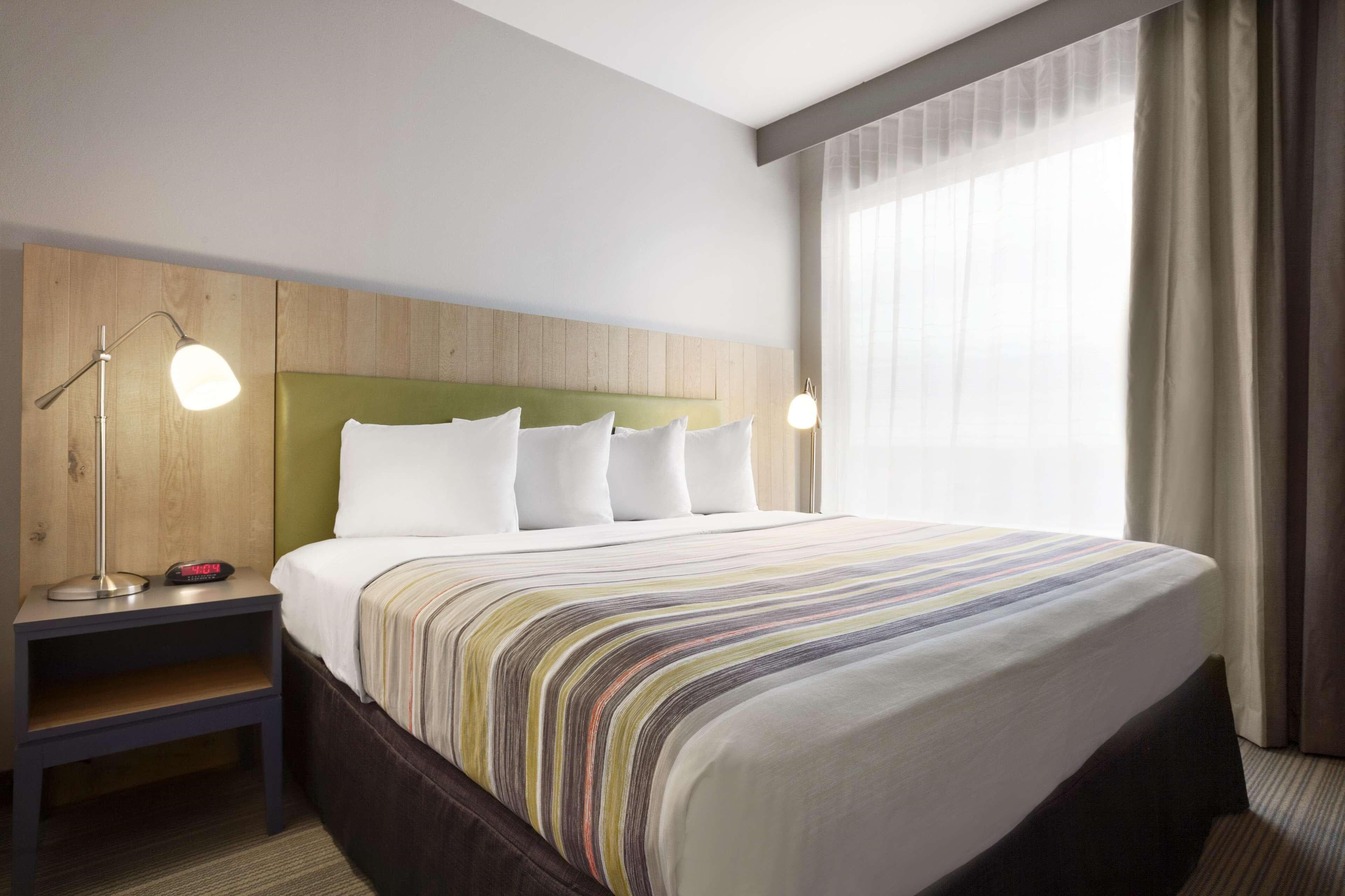 Country Inn & Suites by Radisson, Pierre, SD - Image 3