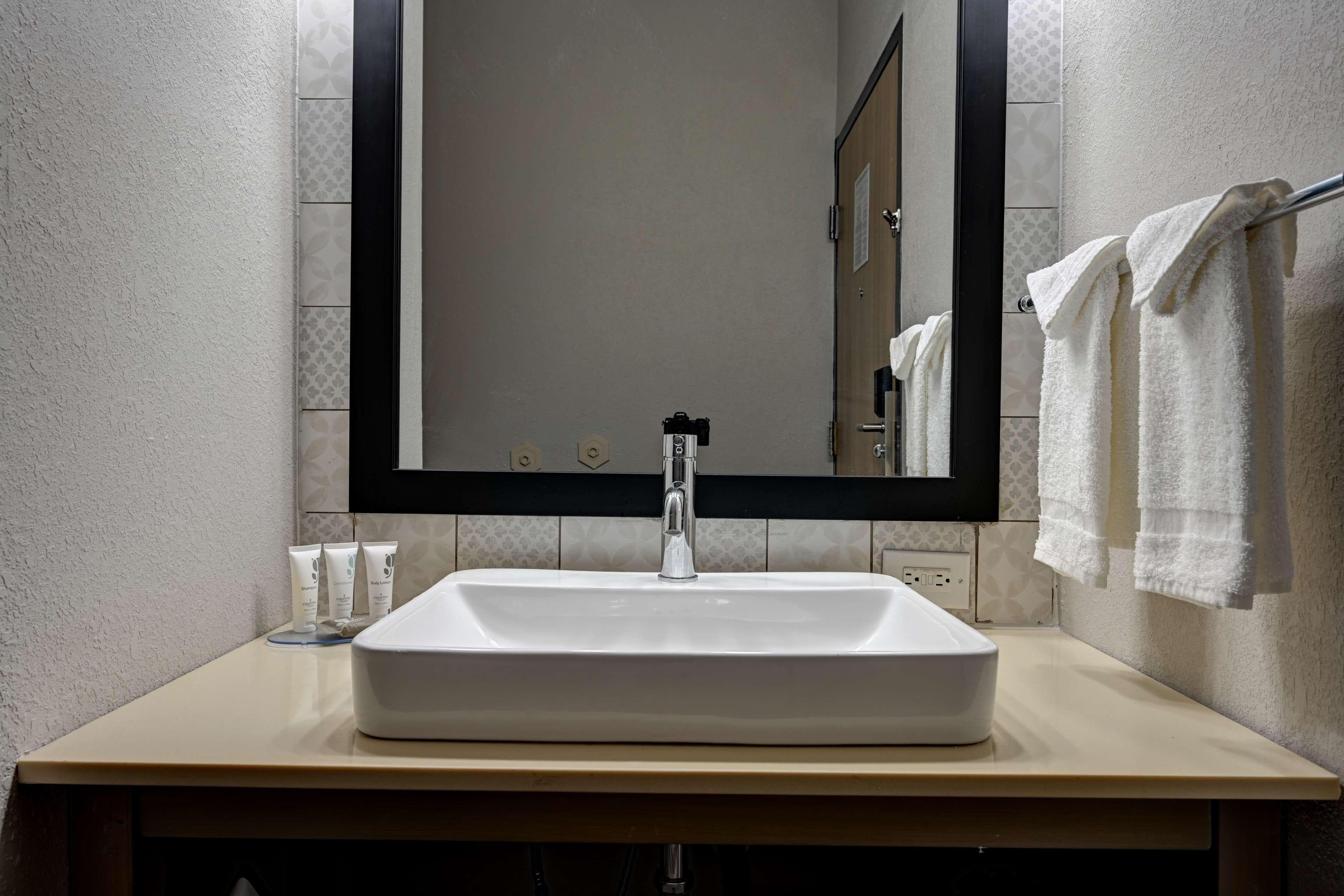 Country Inn & Suites by Radisson, Pierre, SD - Image 4
