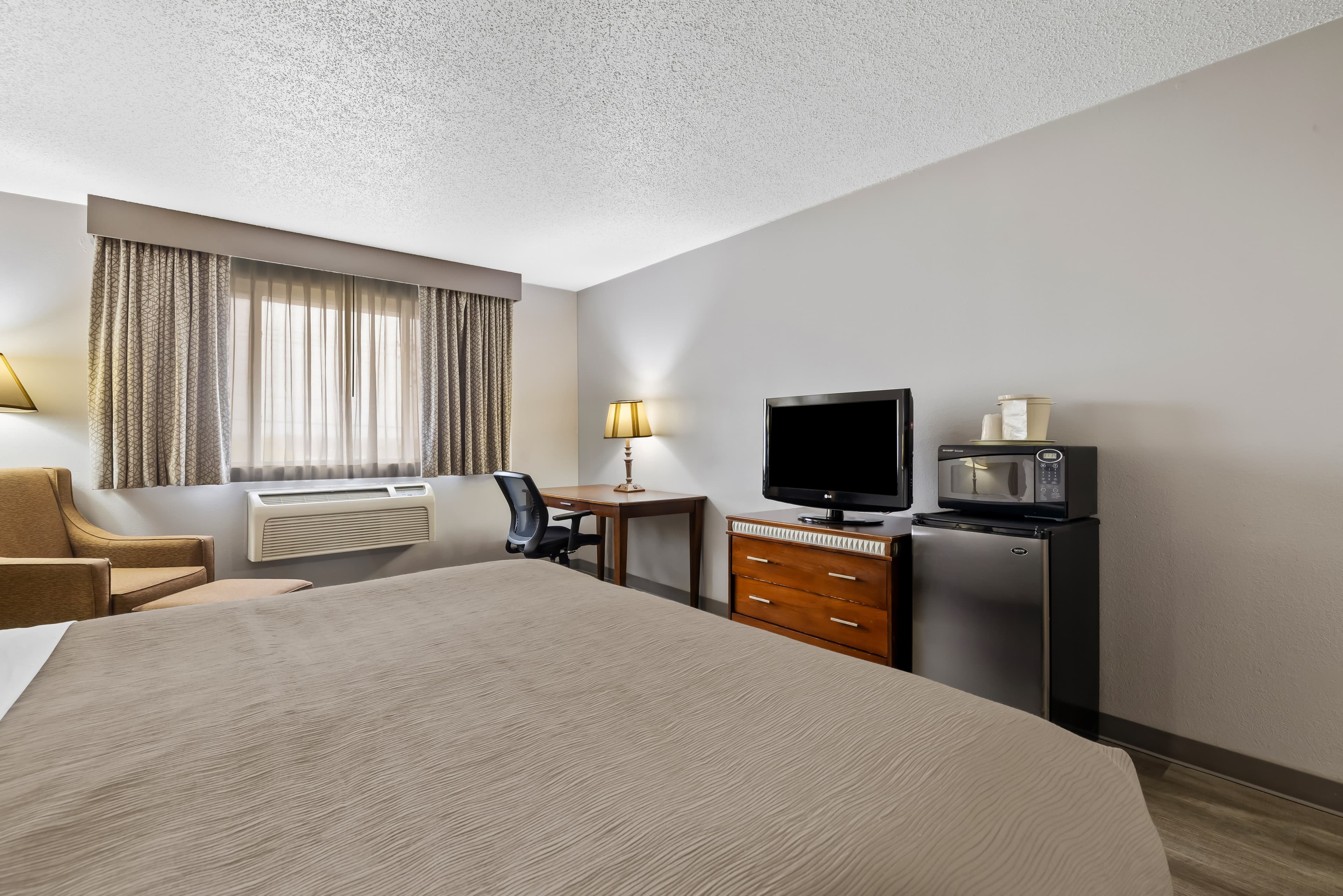 Quality Inn near Monument Health Rapid City Hospital - Image 3