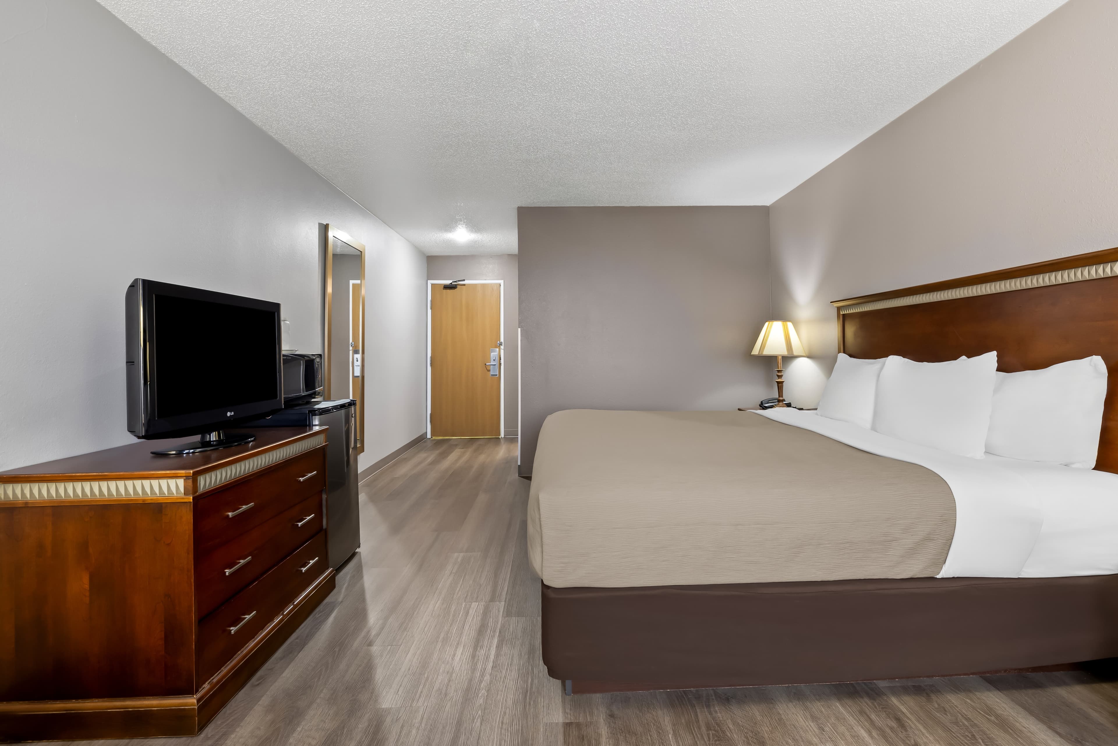 Quality Inn near Monument Health Rapid City Hospital - Image 4