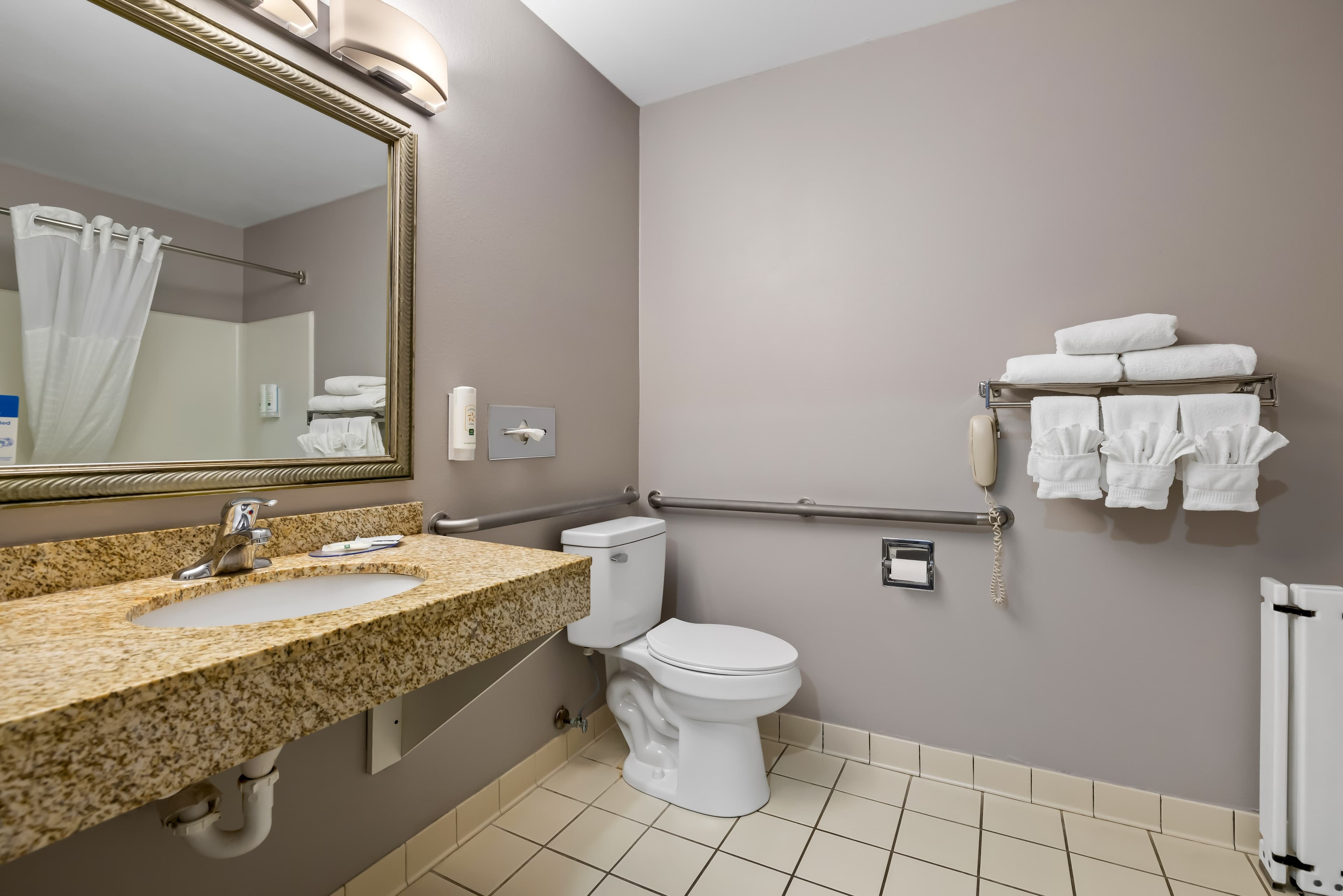 Quality Inn near Monument Health Rapid City Hospital - Image 5