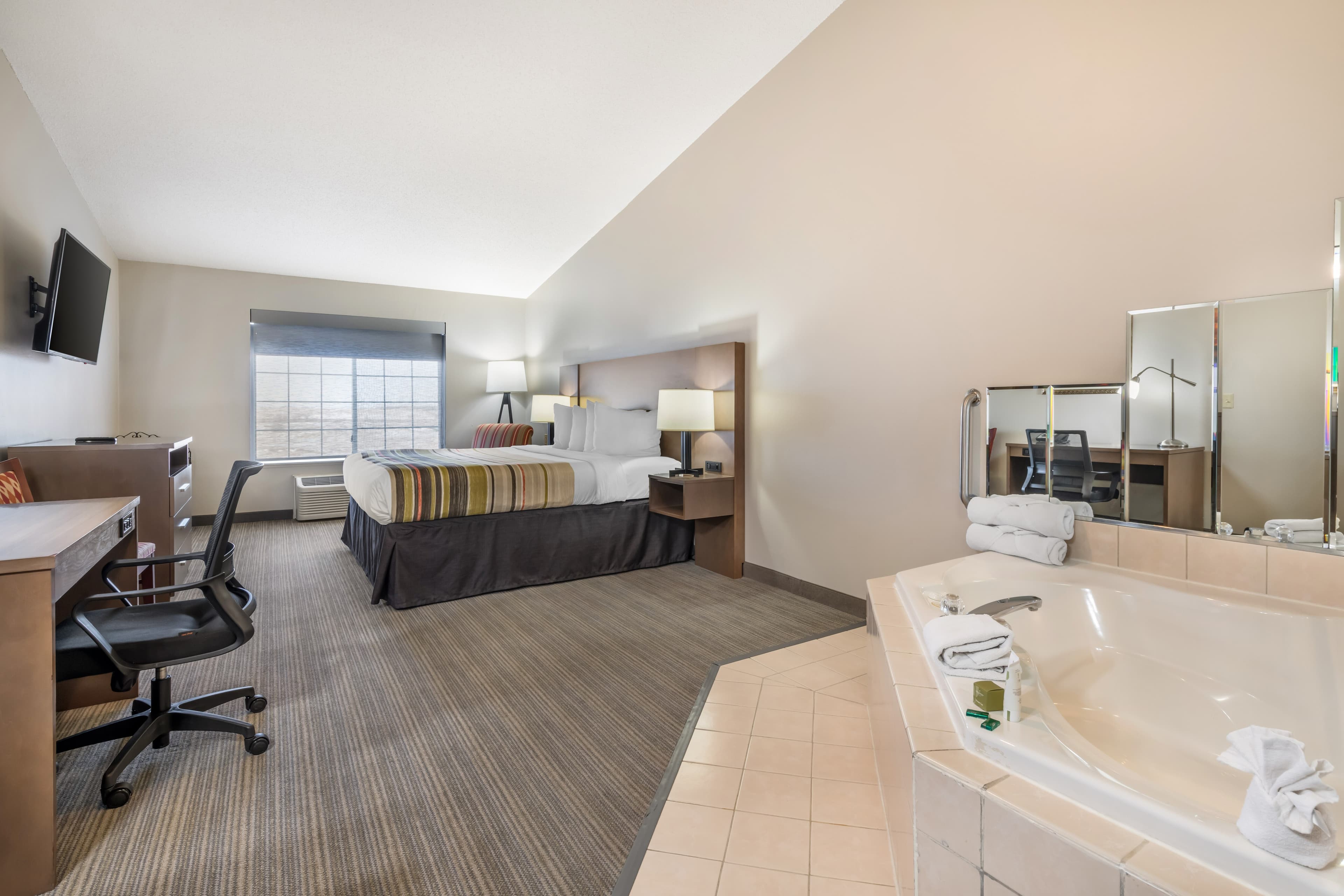 Country Inn & Suites by Radisson, Watertown, SD — 10