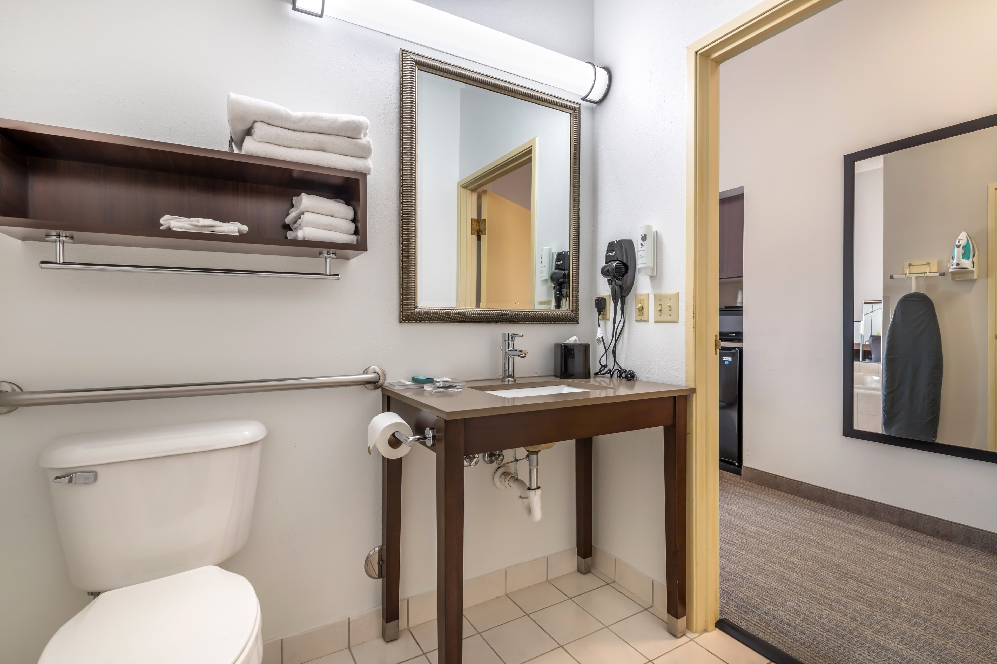Country Inn & Suites by Radisson, Watertown, SD — 33