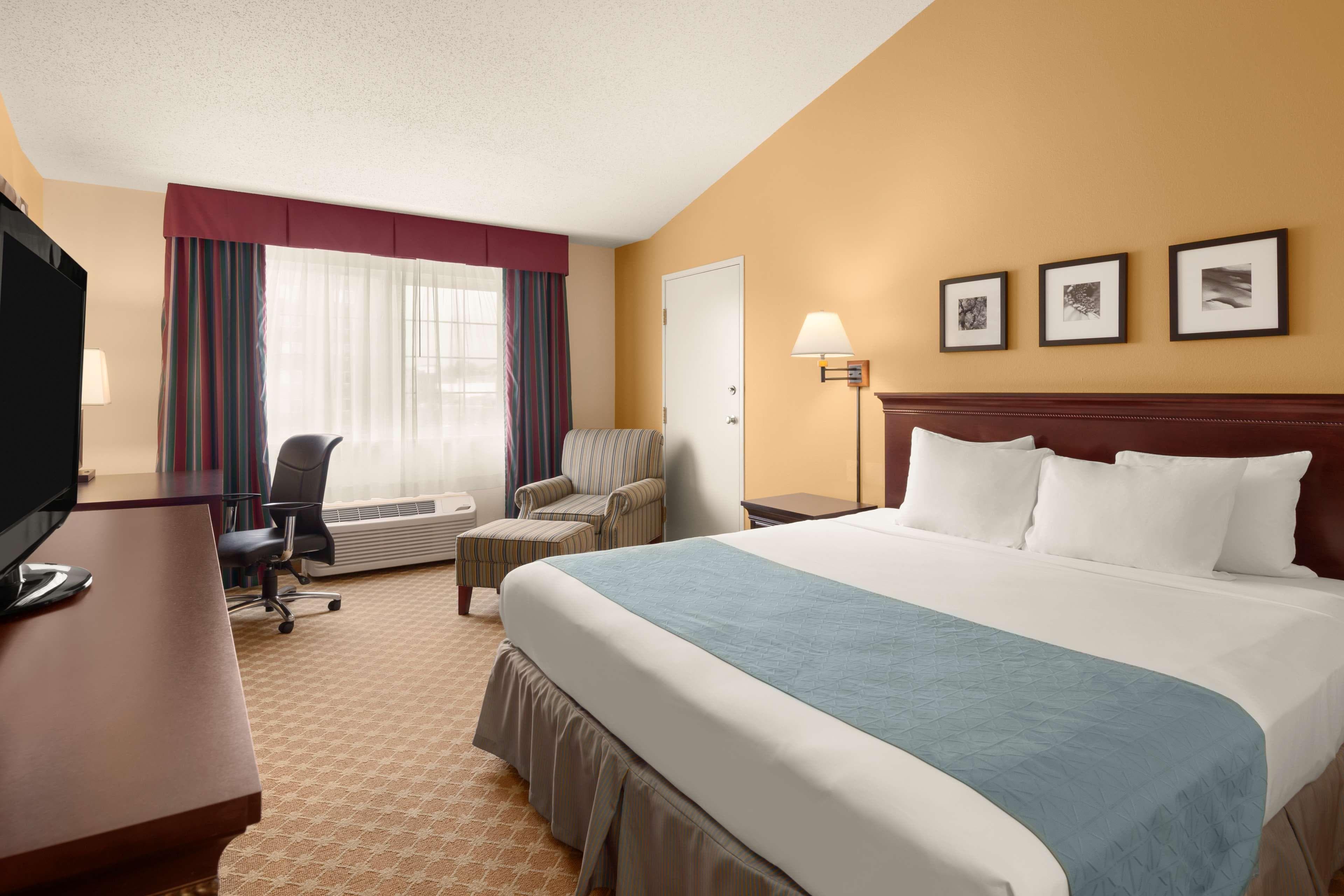 Country Inn & Suites by Radisson, Sioux Falls - Image 2
