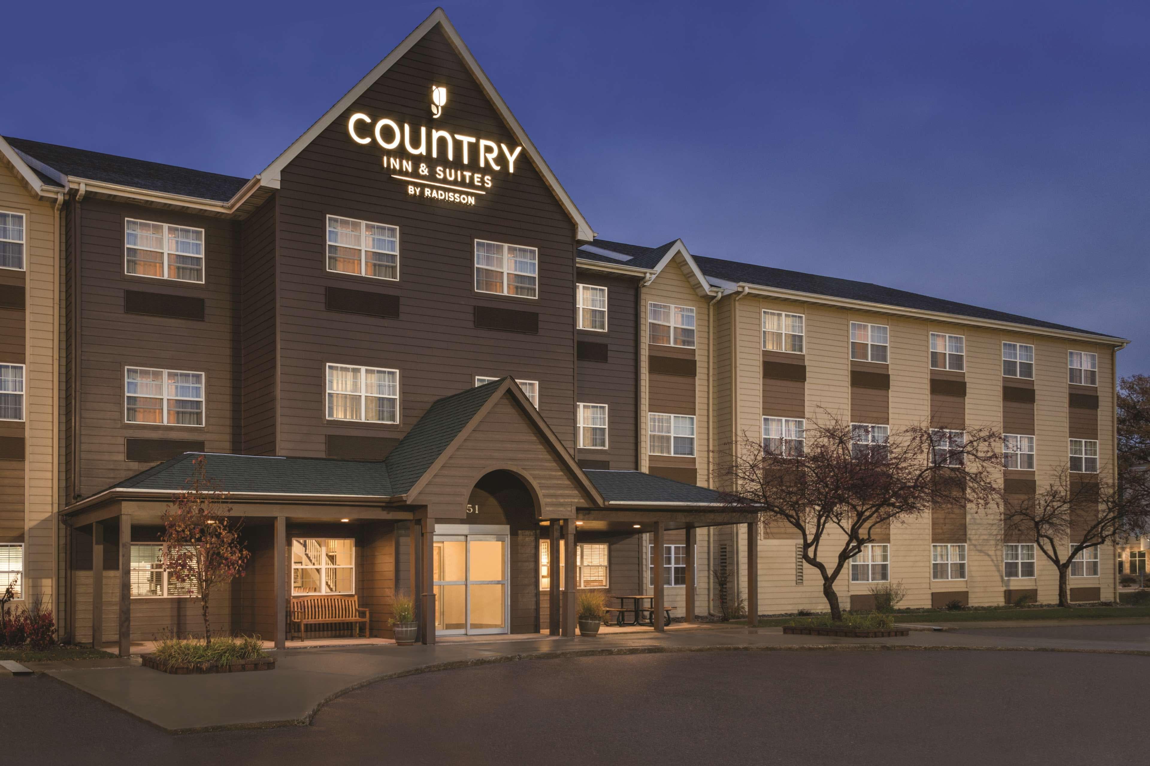 Country Inn & Suites by Radisson, Dakota Dunes, SD - Image 1