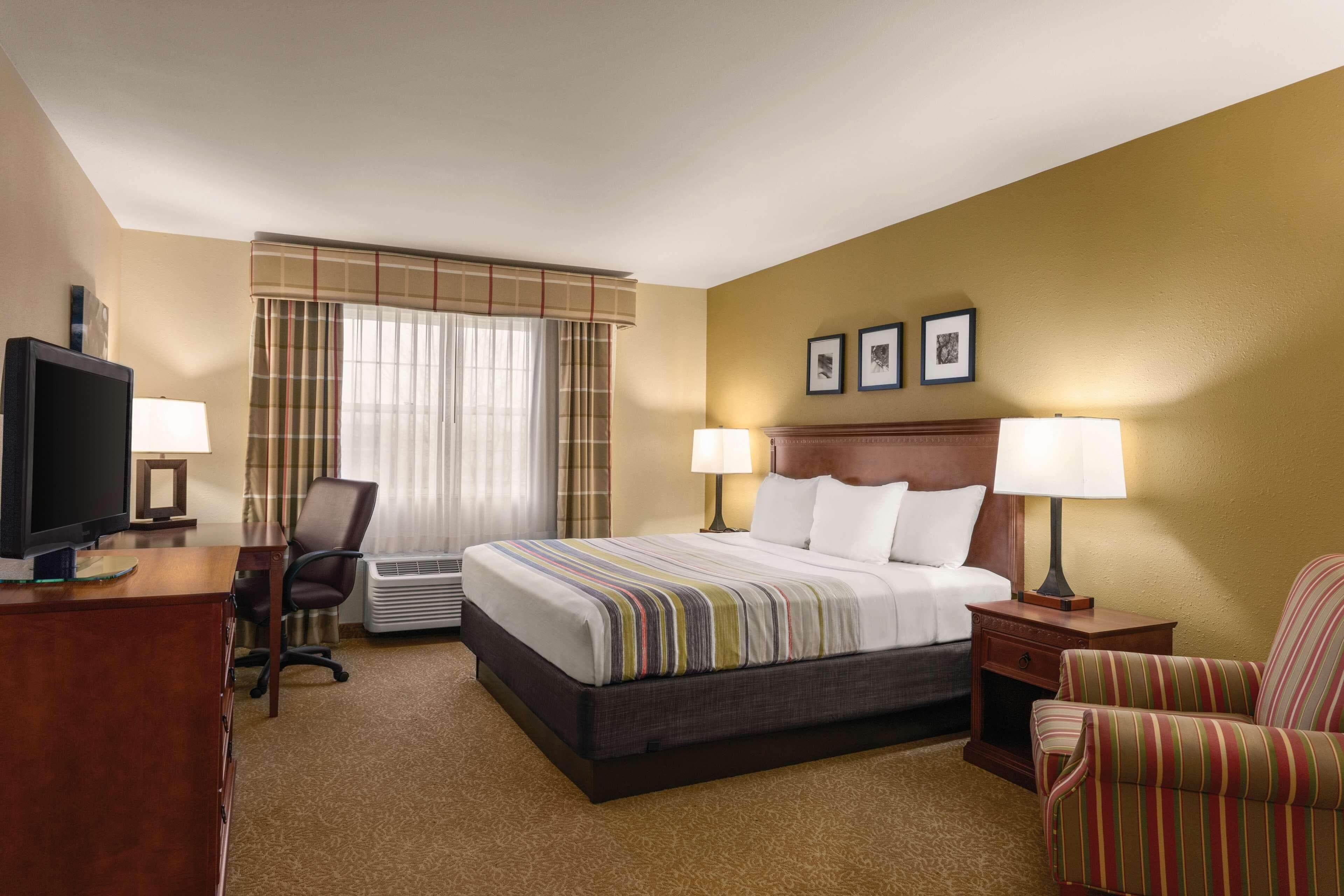 Country Inn & Suites by Radisson, Dakota Dunes, SD - Image 2