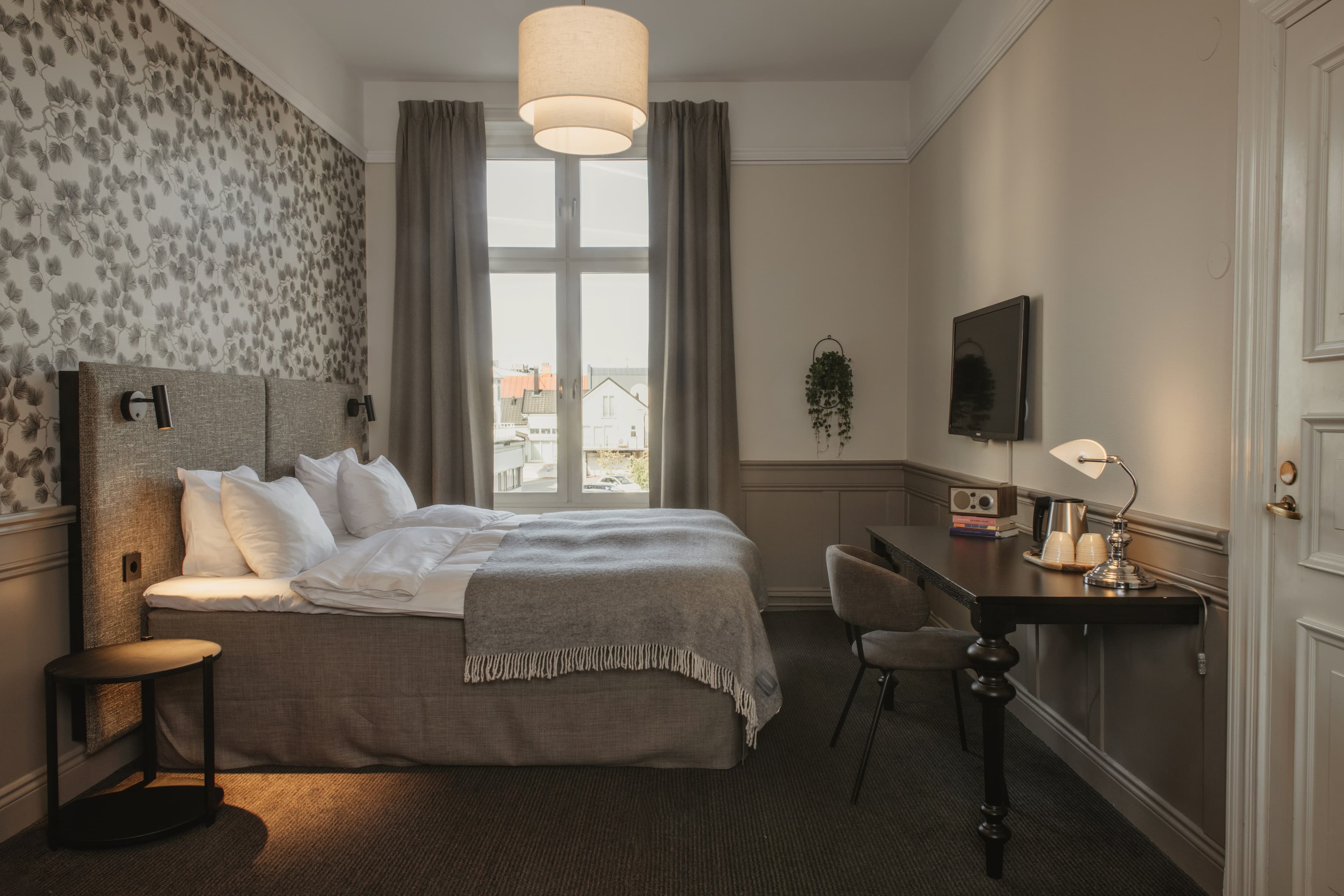 Home Hotel Post — 12
