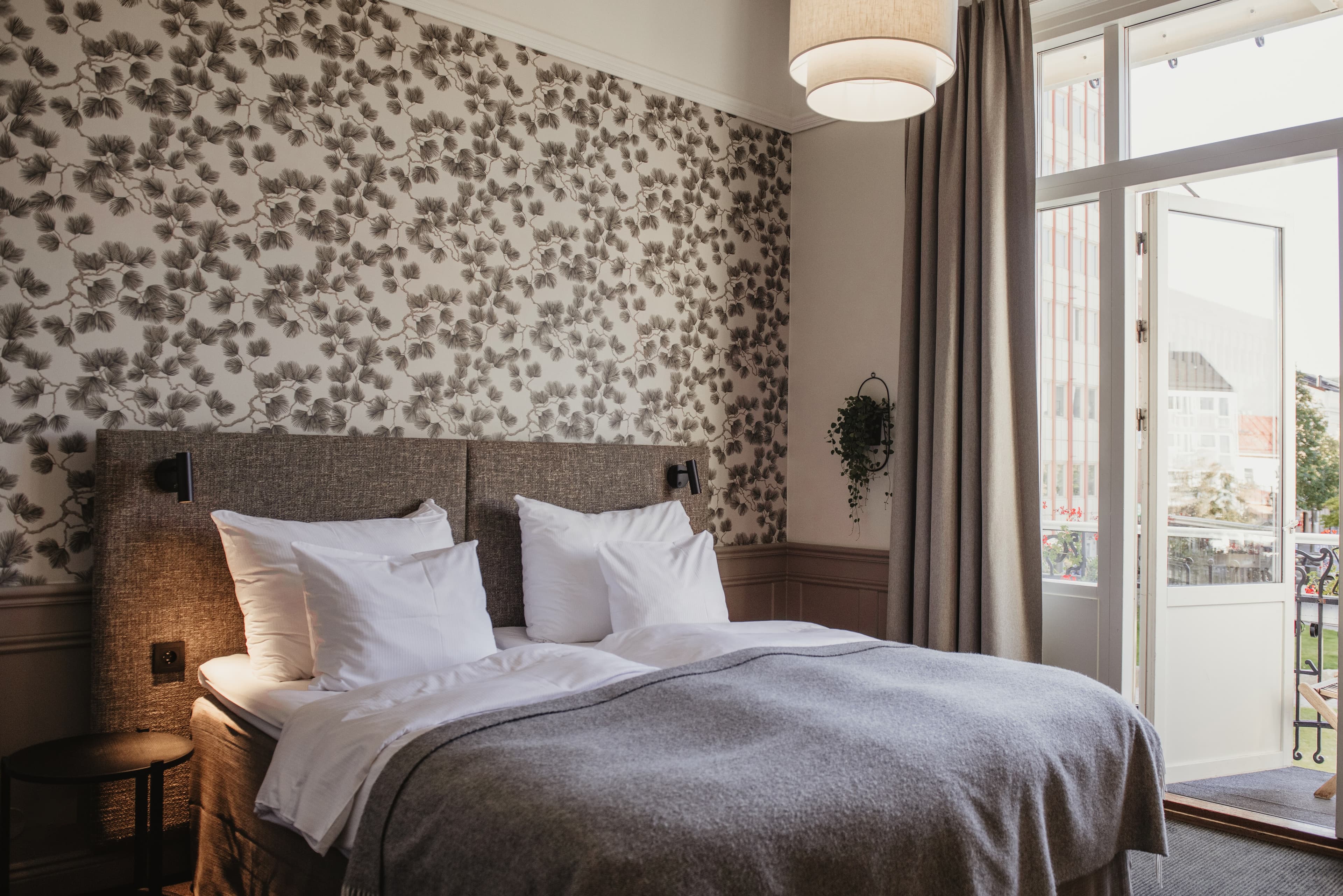 Home Hotel Post — 16