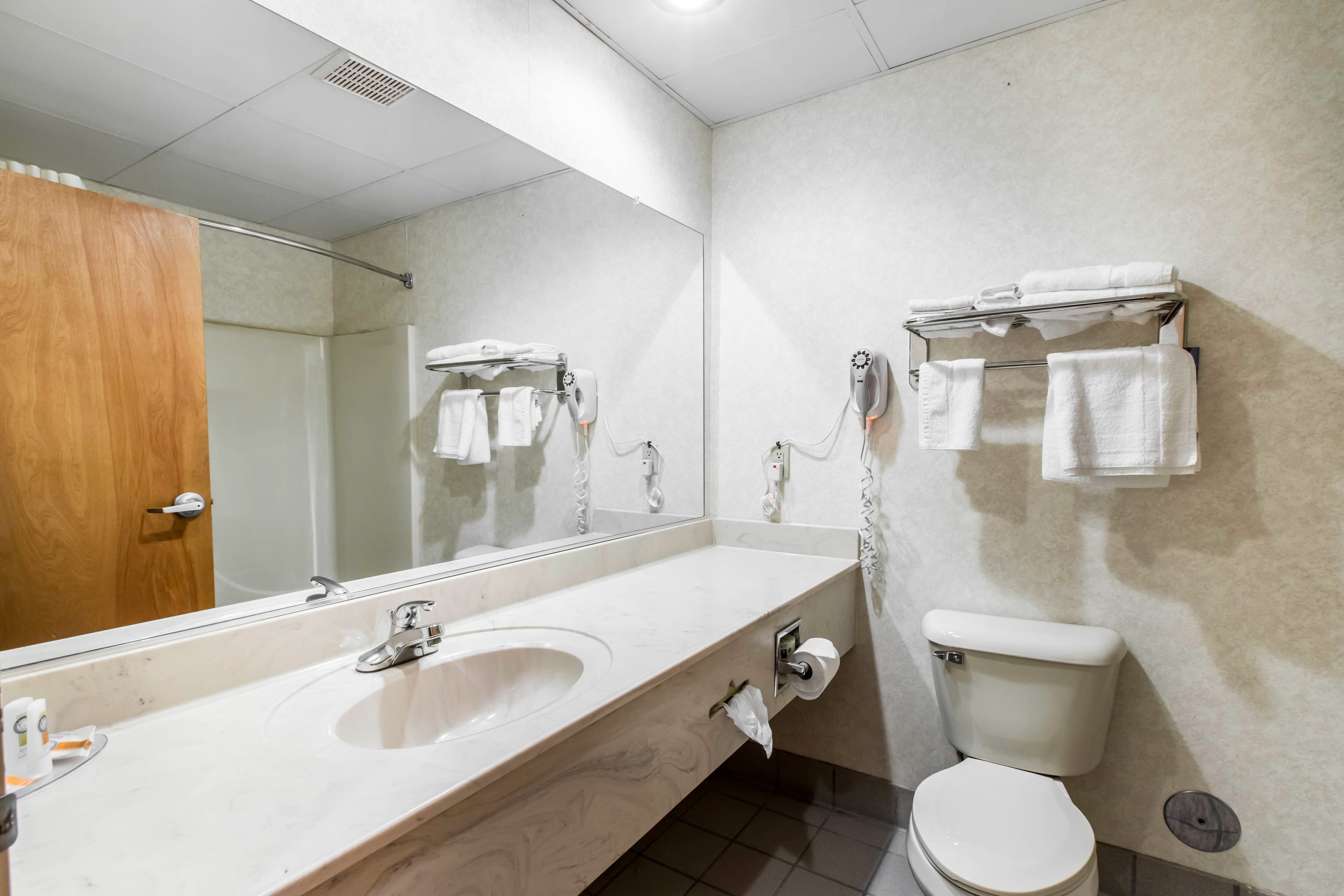 Quality Inn Clinton-Knoxville North - Image 4