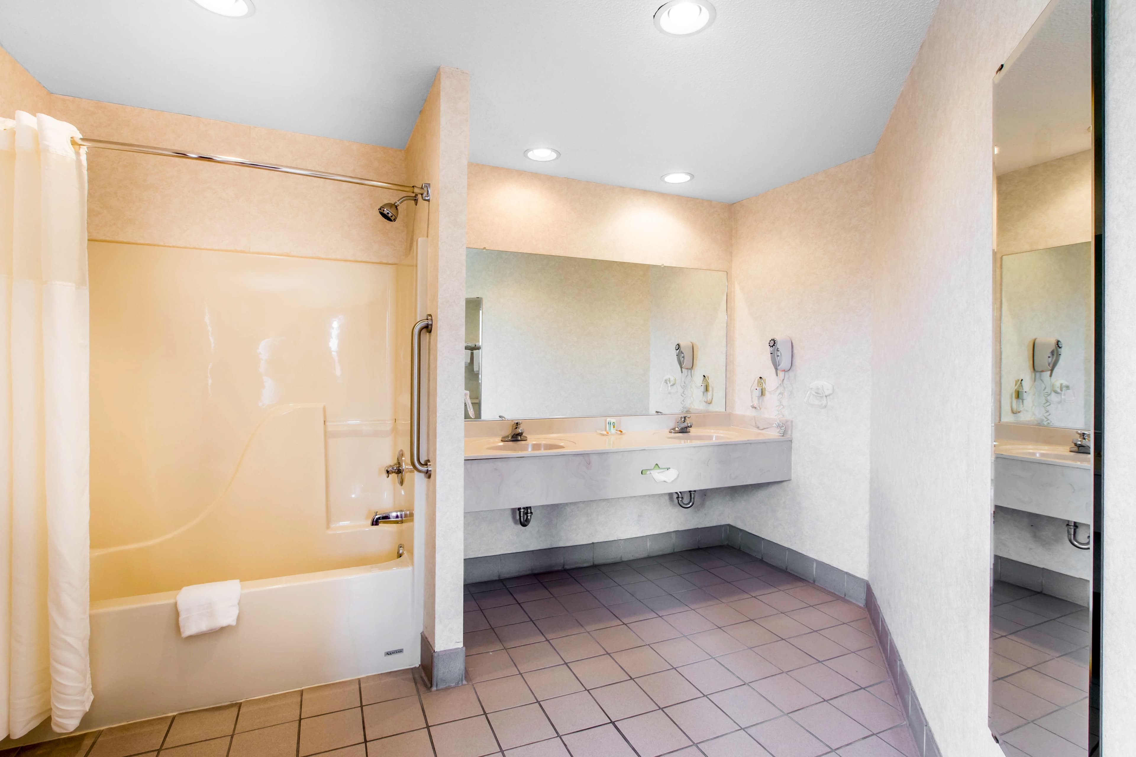 Quality Inn Clinton-Knoxville North - Image 5