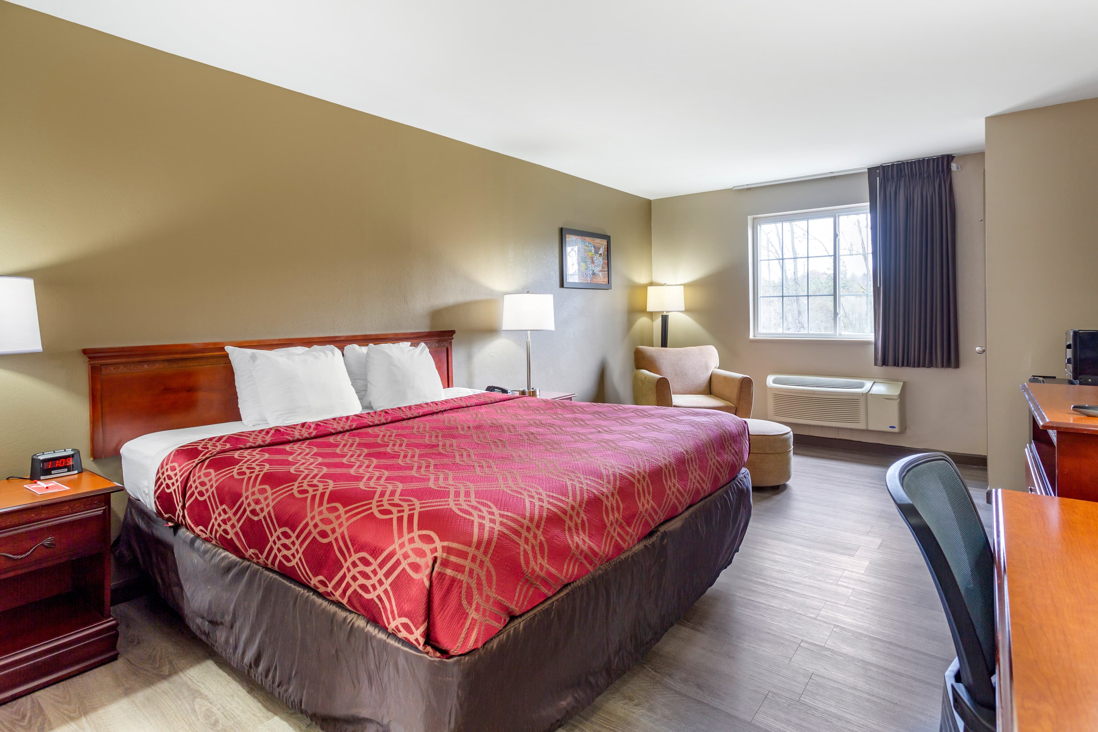 Econo Lodge Inn & Suites Dickson — 7