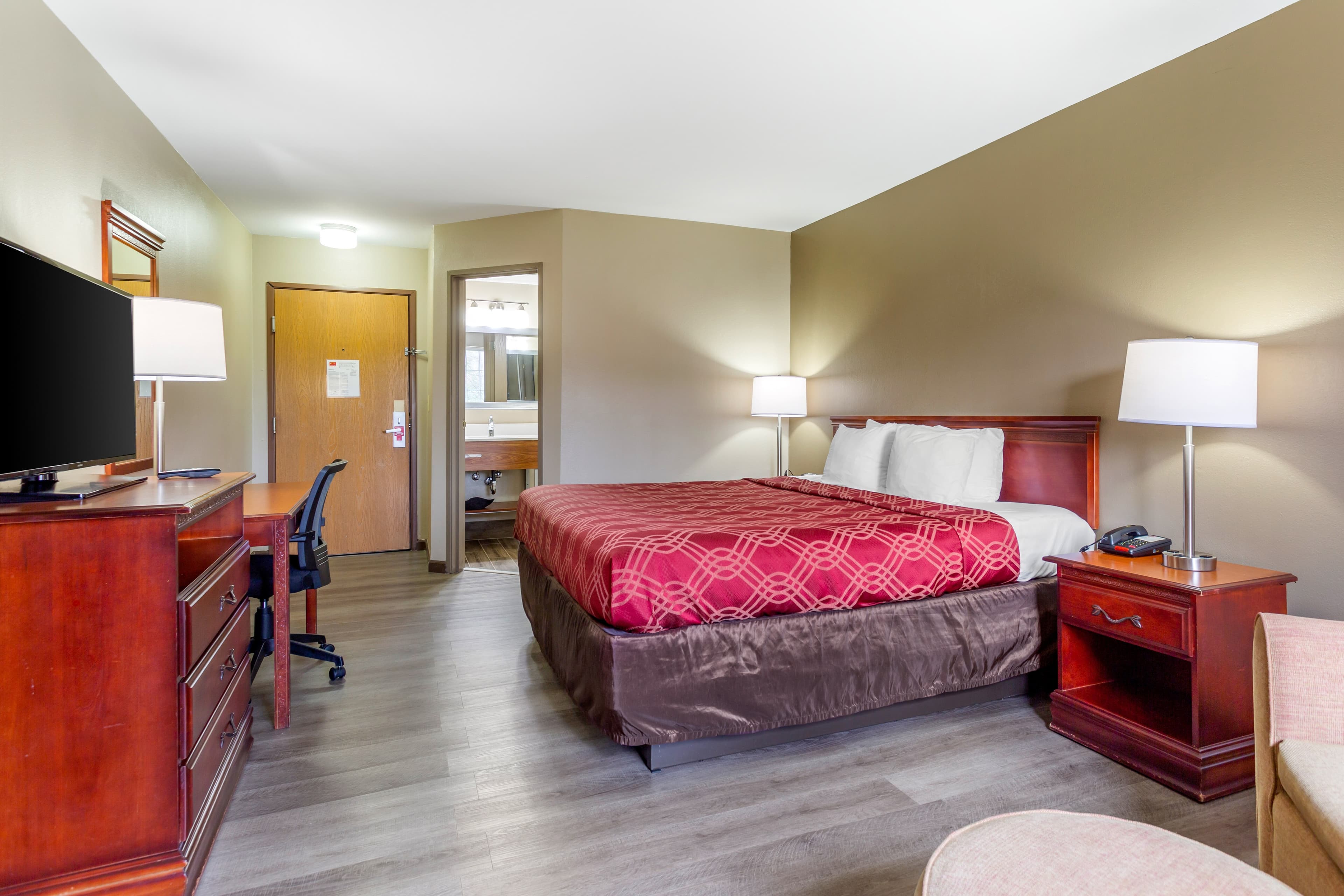 Econo Lodge Inn & Suites Dickson — 8
