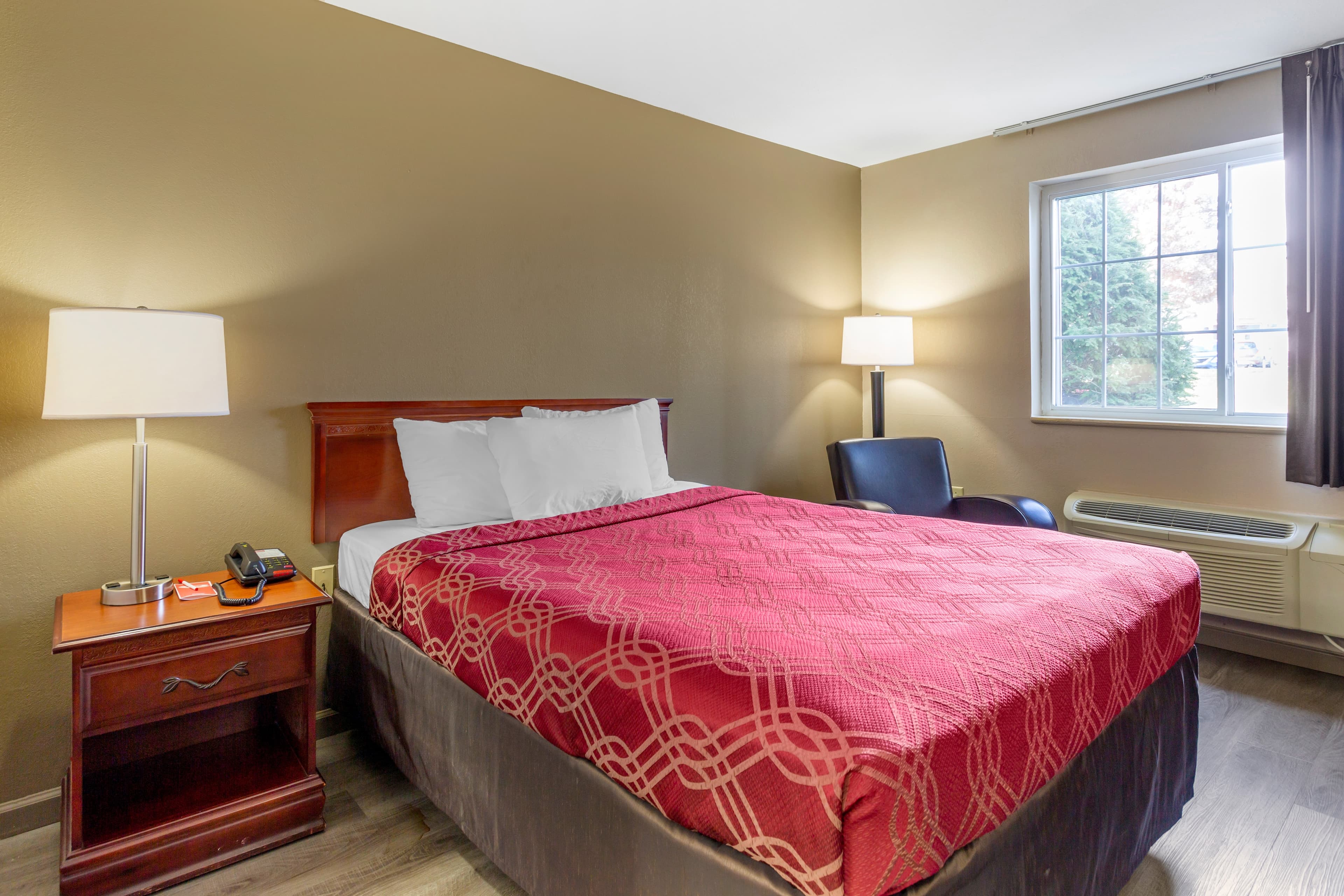 Econo Lodge Inn & Suites Dickson — 12