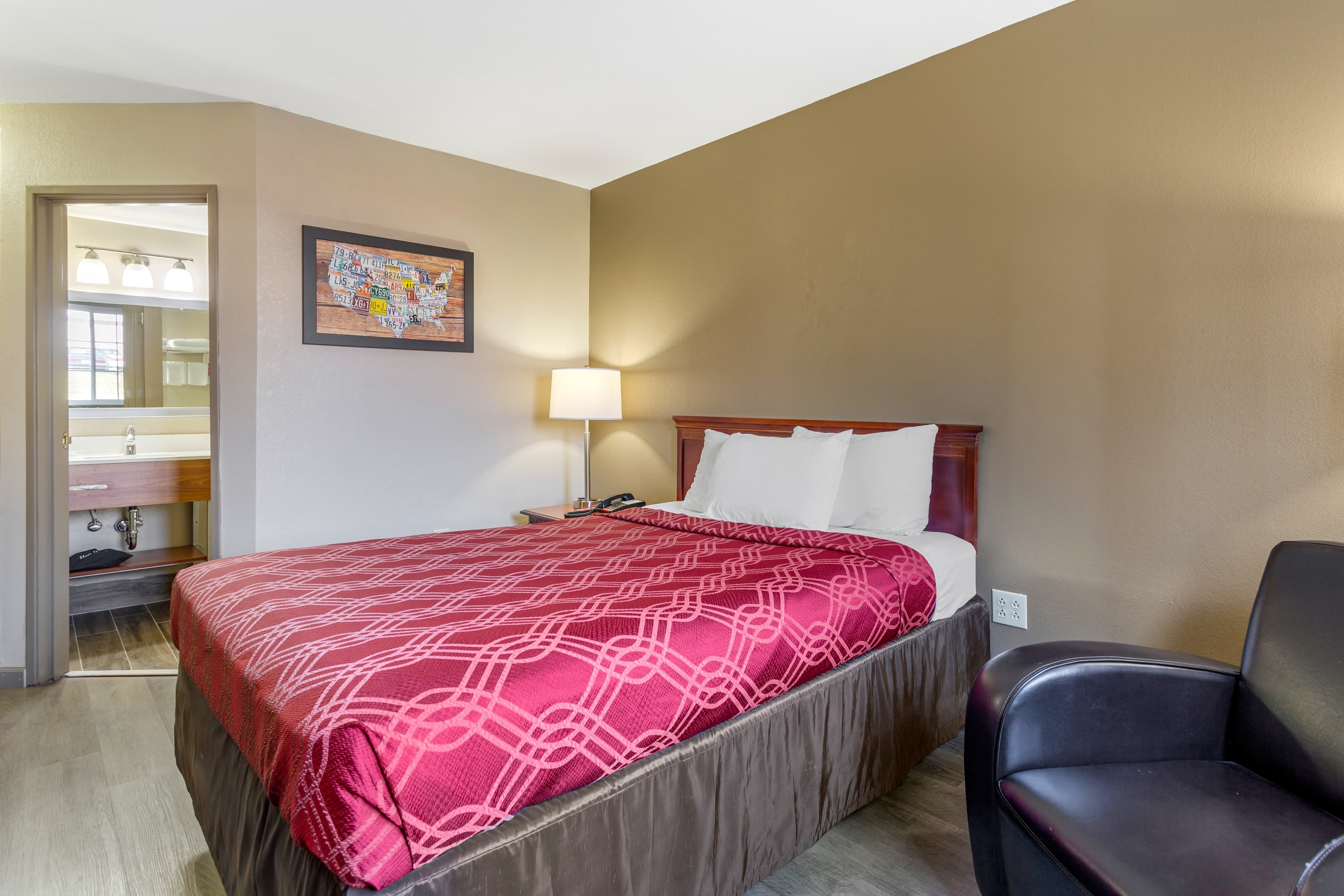 Econo Lodge Inn & Suites Dickson — 14
