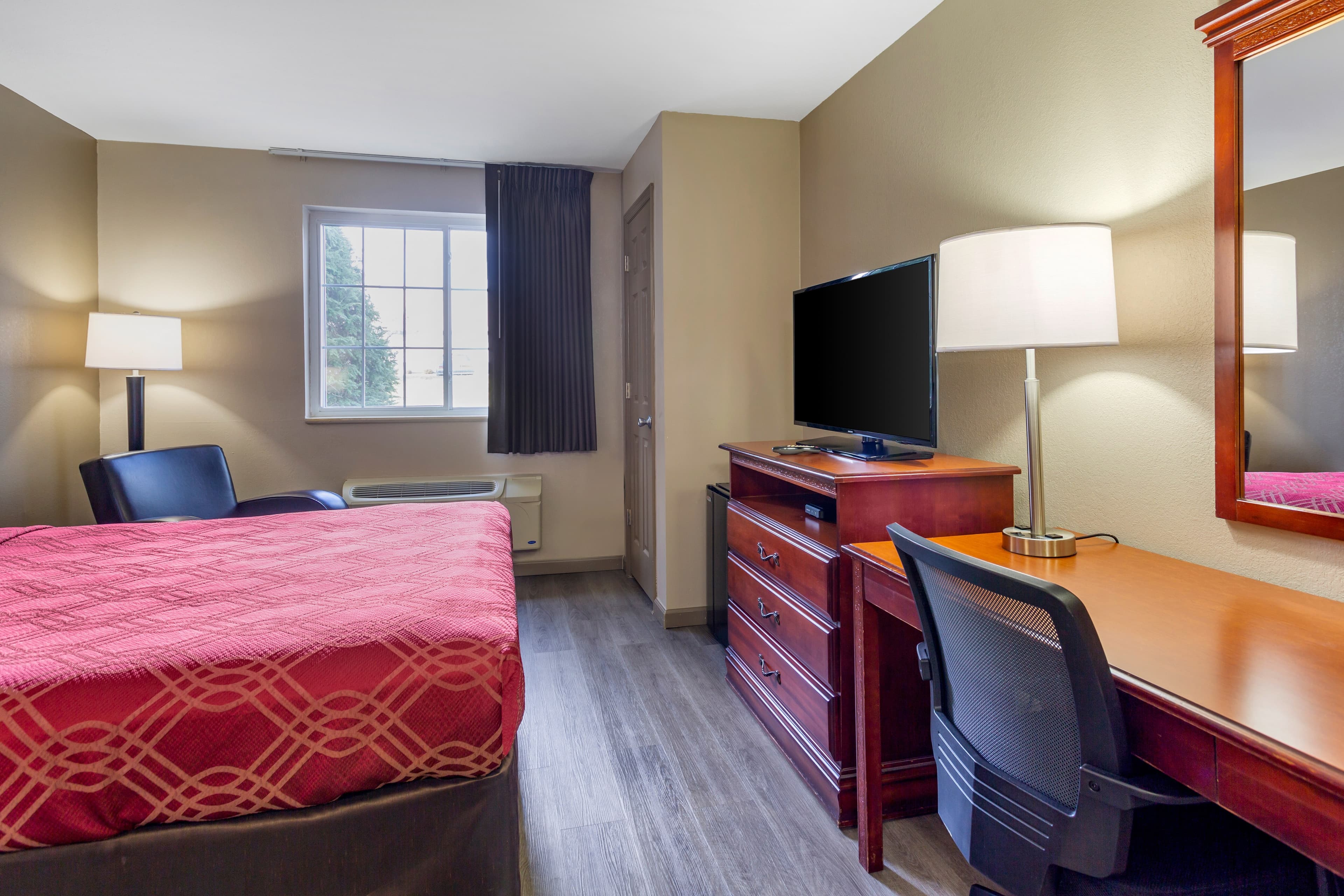 Econo Lodge Inn & Suites Dickson — 15