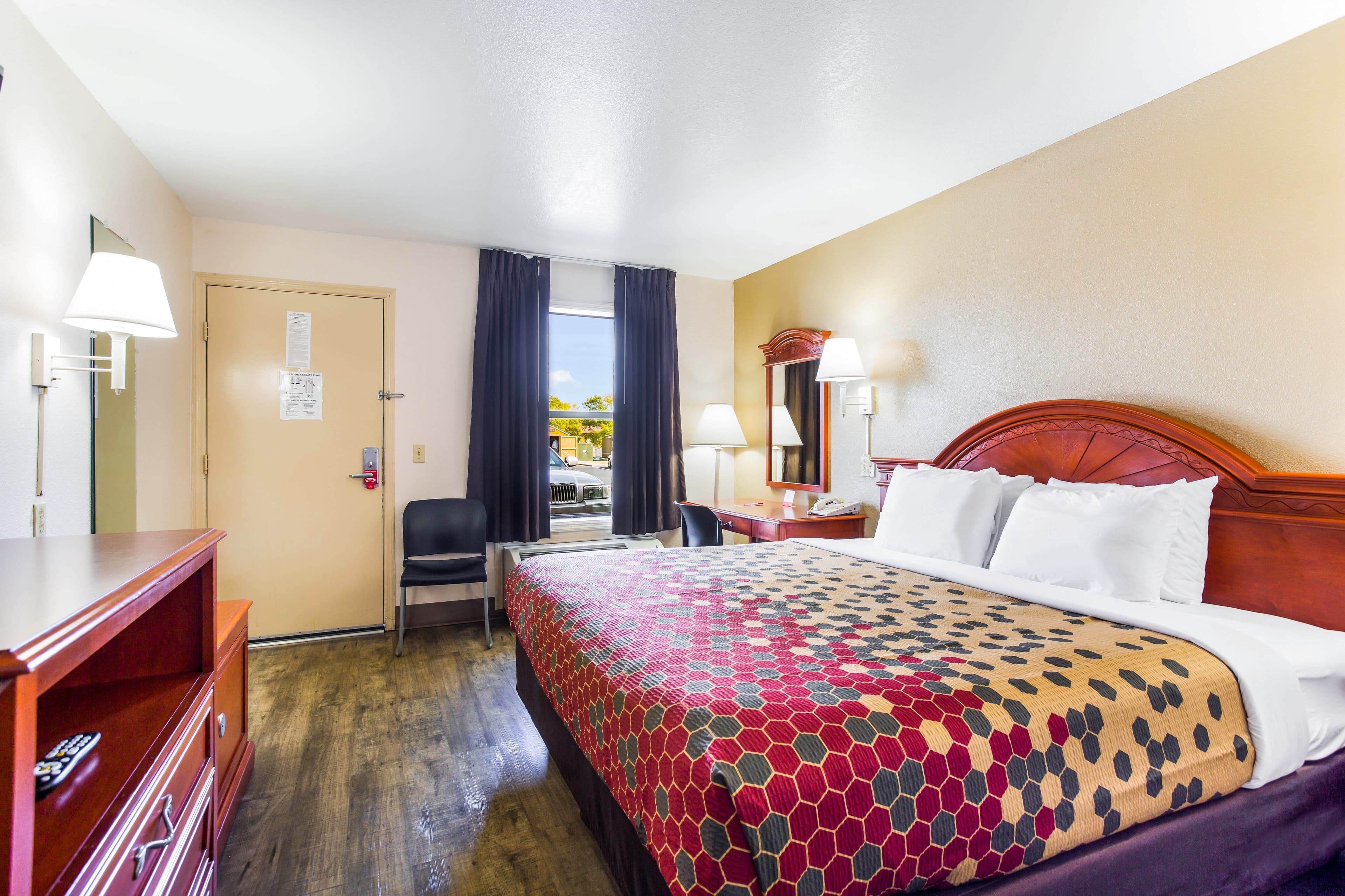 Econo Lodge Lebanon - Image 2