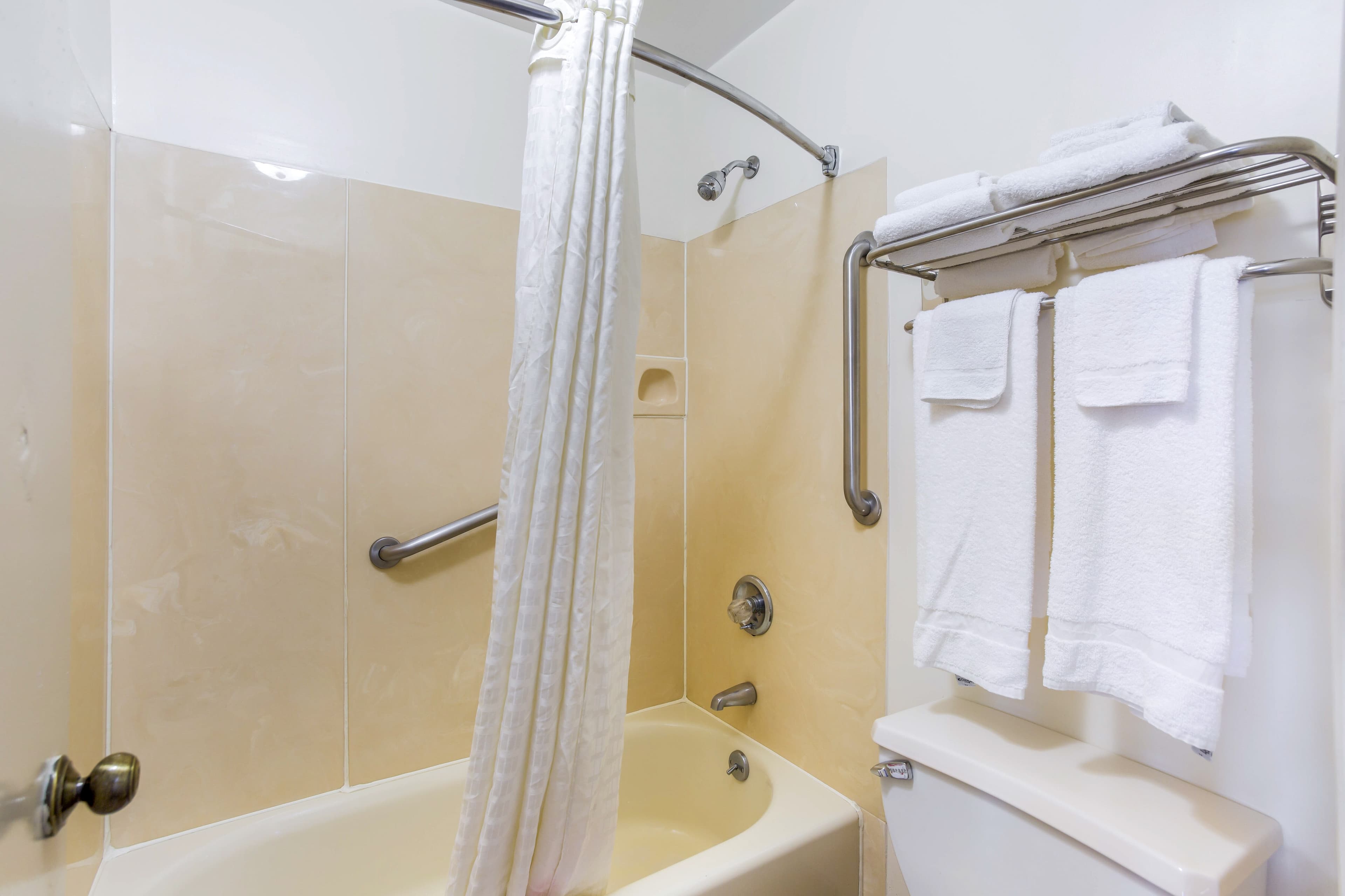 Econo Lodge Lebanon - Image 5