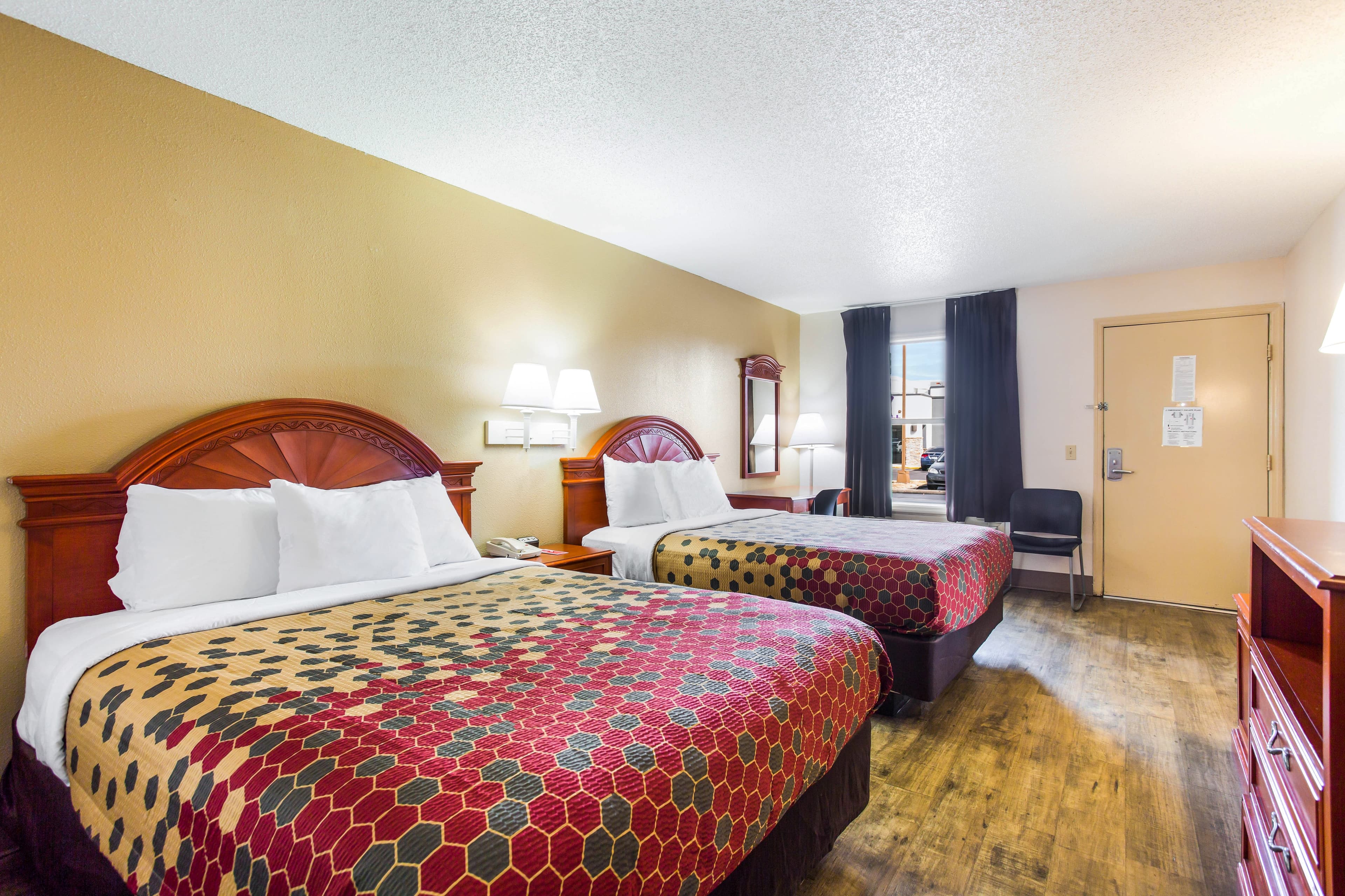 Econo Lodge Lebanon — 8