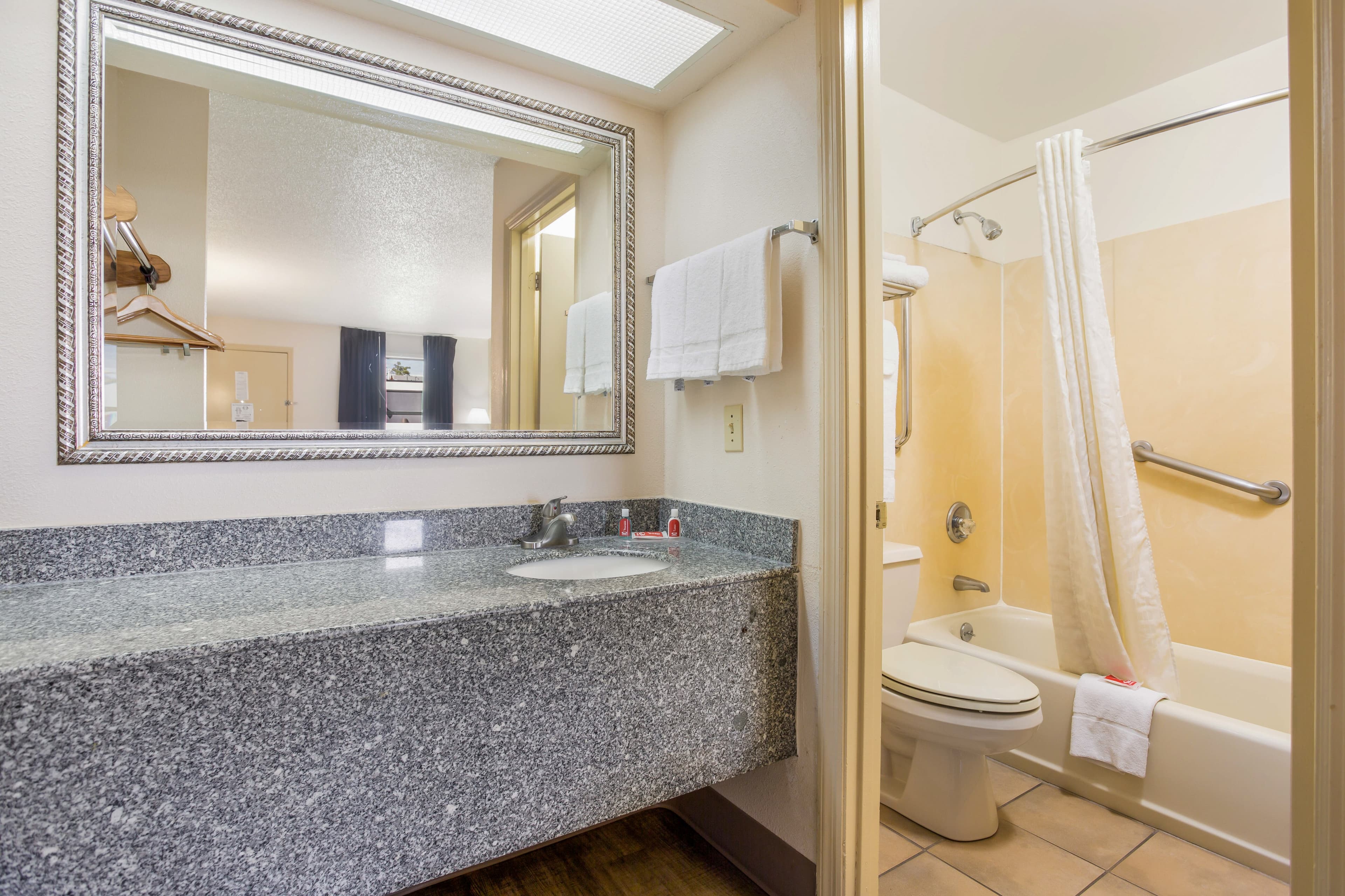 Econo Lodge Lebanon — 16