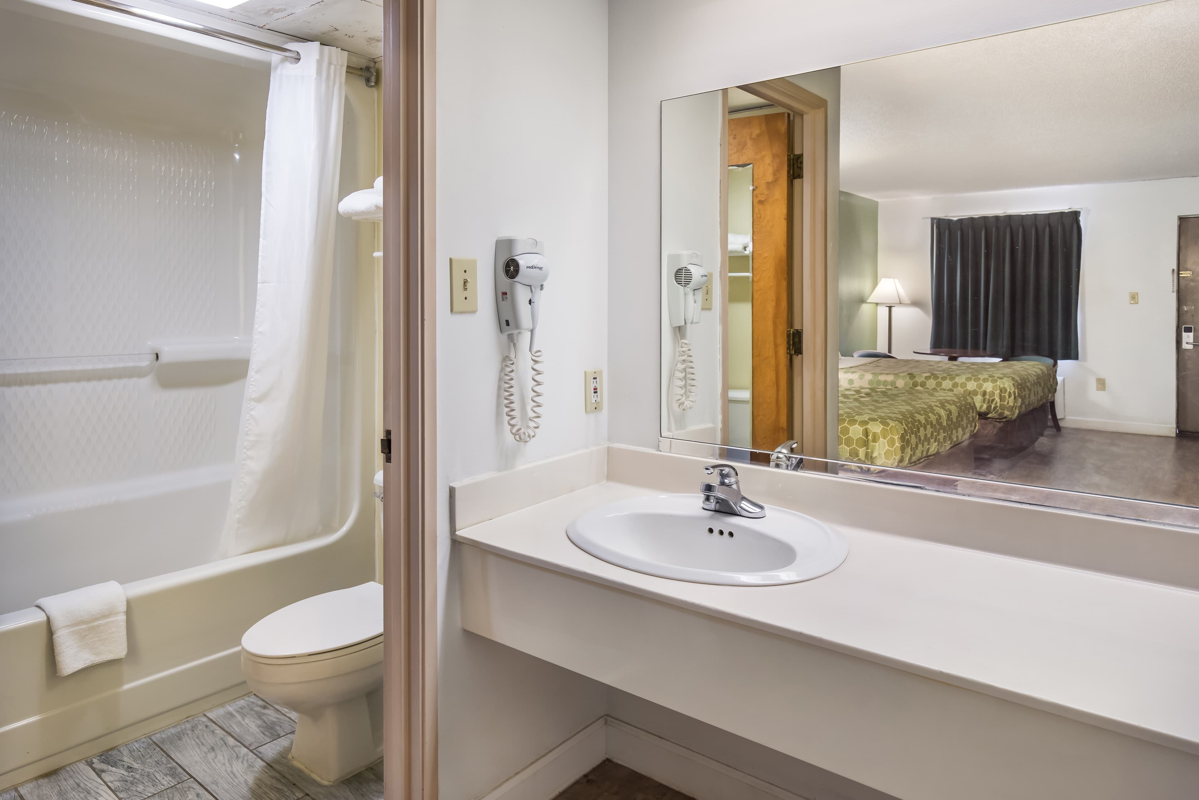 Econo Lodge Inn & Suites Knoxville East — 14
