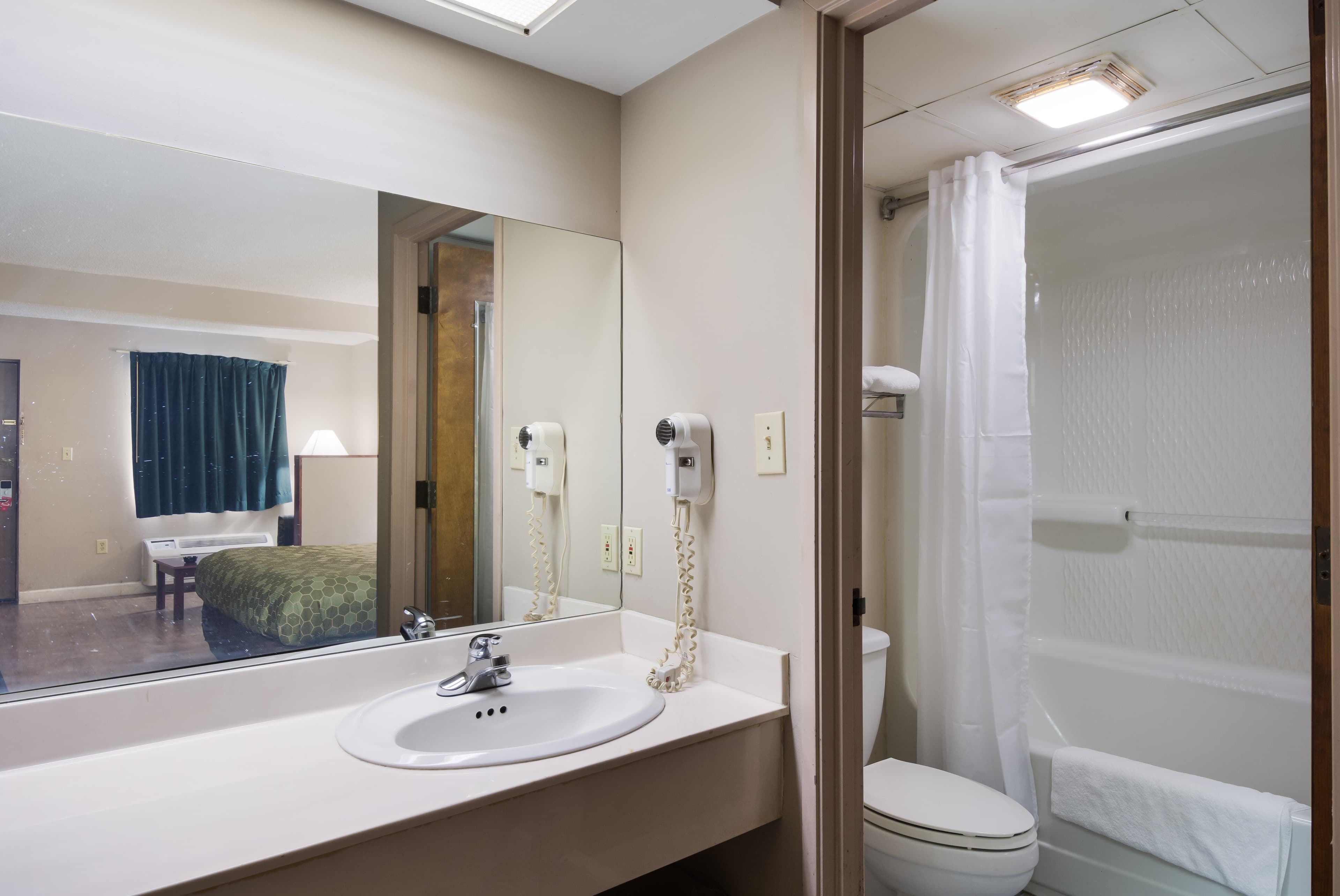Econo Lodge Inn & Suites Knoxville East - Image 2