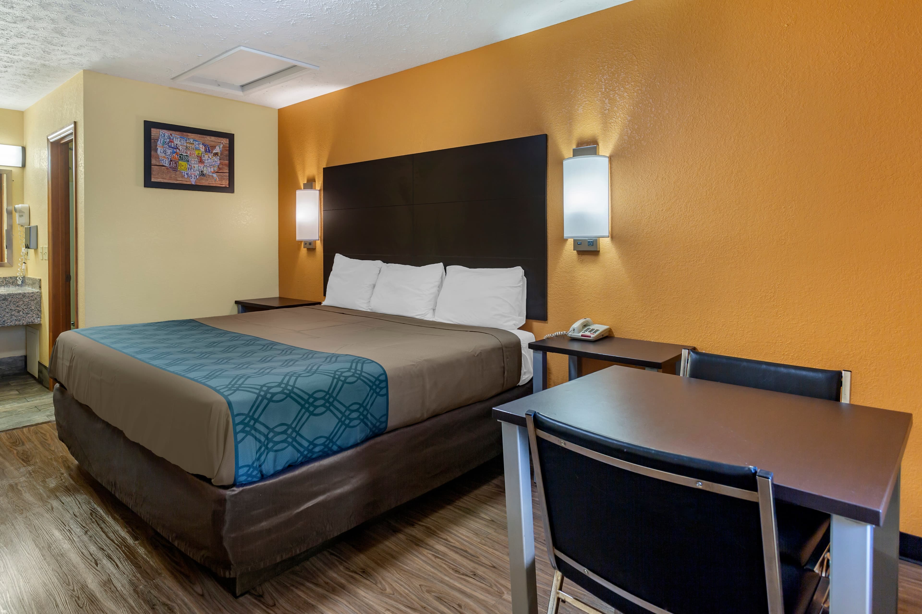 Econo Lodge Nashville North - Image 2