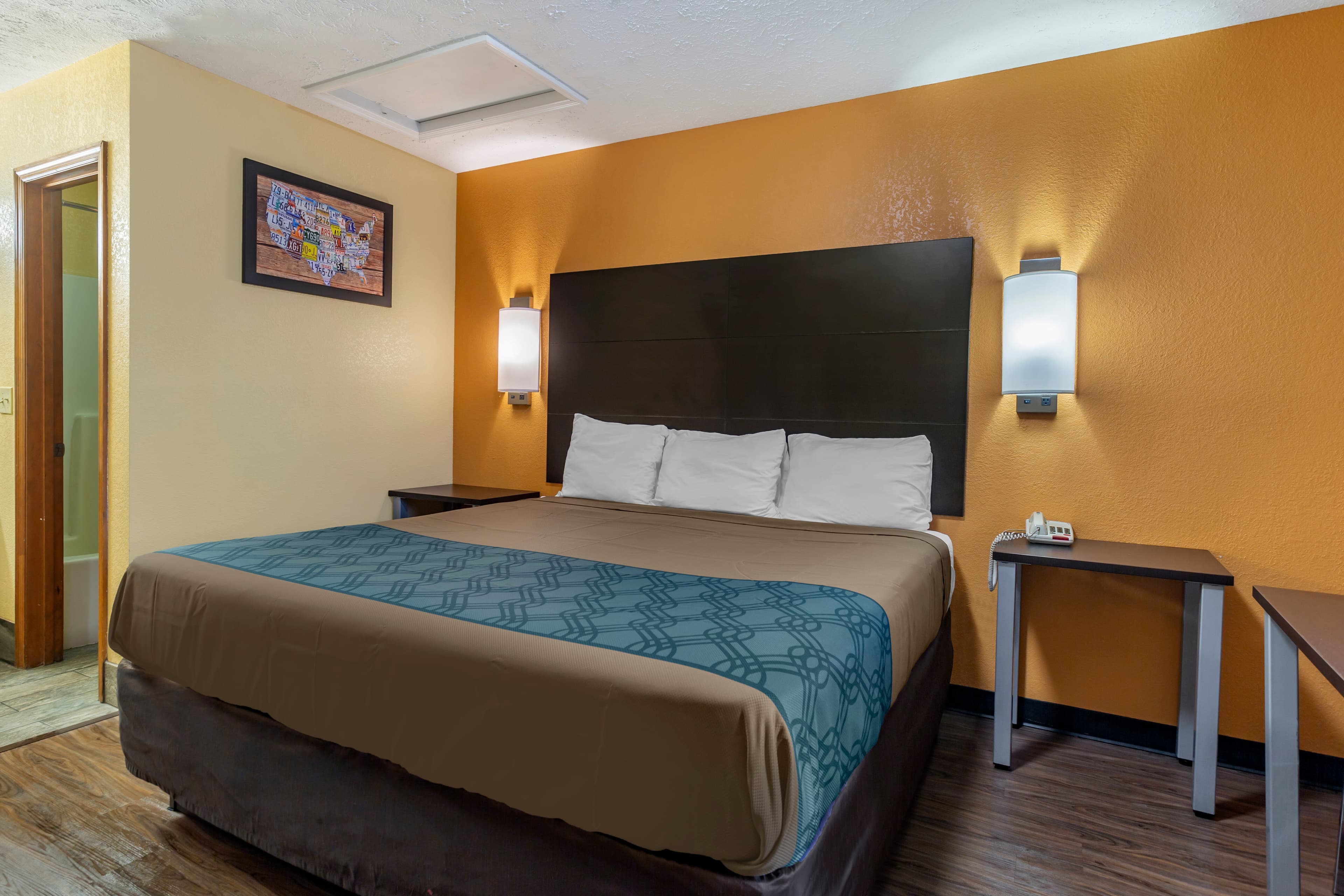 Econo Lodge Nashville North - Image 4
