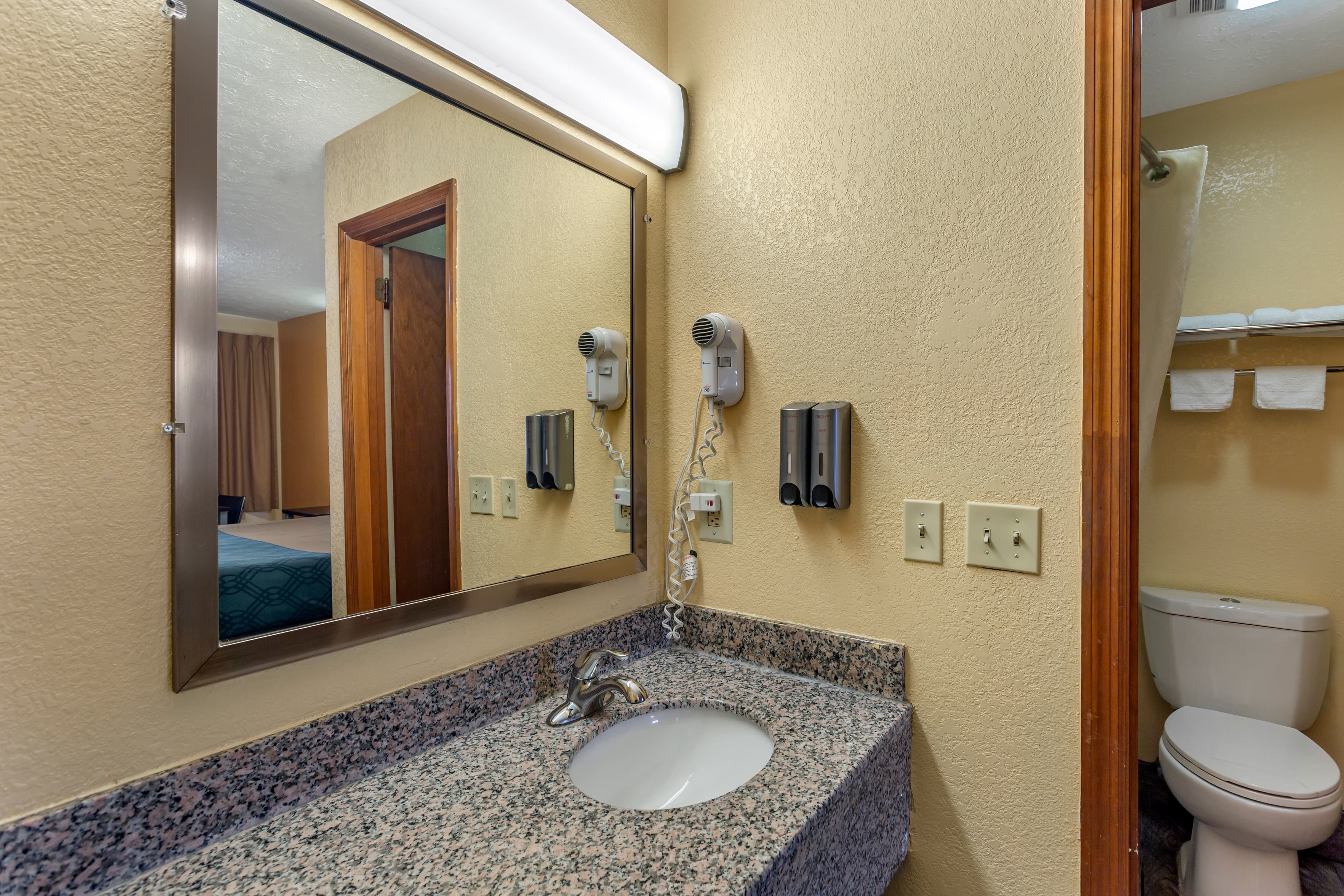 Econo Lodge Nashville North — 6